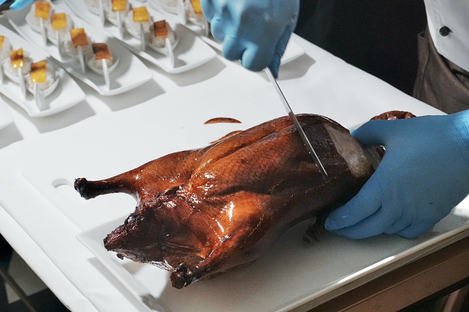 「桂花片皮烤鴨」在醃製鴨肉時使用沙薑、五香粉、八角粉搭配鹽、胡椒與桂花蜜製成的「鴨鹽」，淡淡的桂花氣息沁入肉質，增添烤鴨的優雅滋味。（2,880元／二吃，三吃另加660元、四吃另加780元）