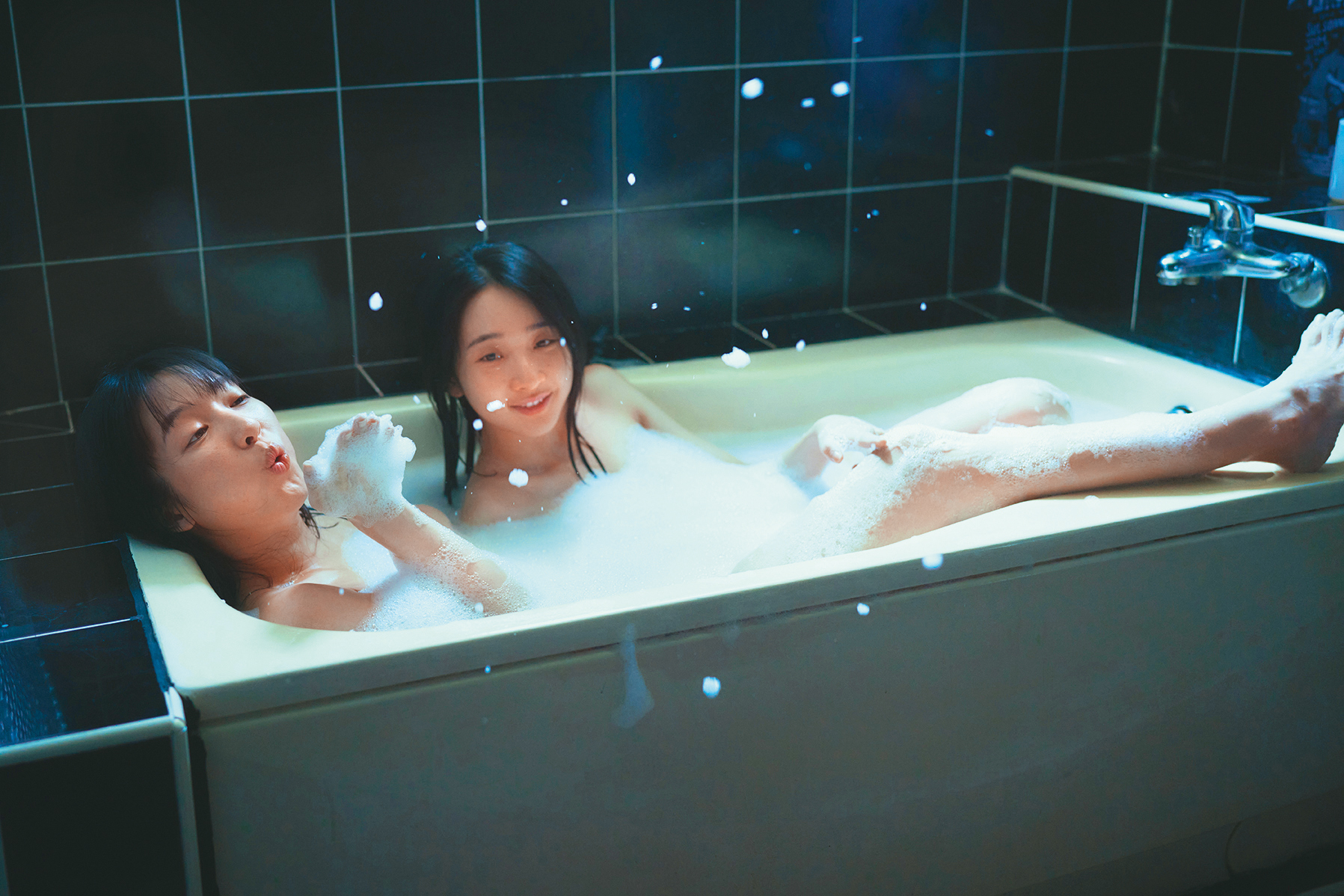 王渝萱（左）、李沐（右）在《失明》演出共浴的鏡頭，說明了她們的好交情。（周子娛樂提供）