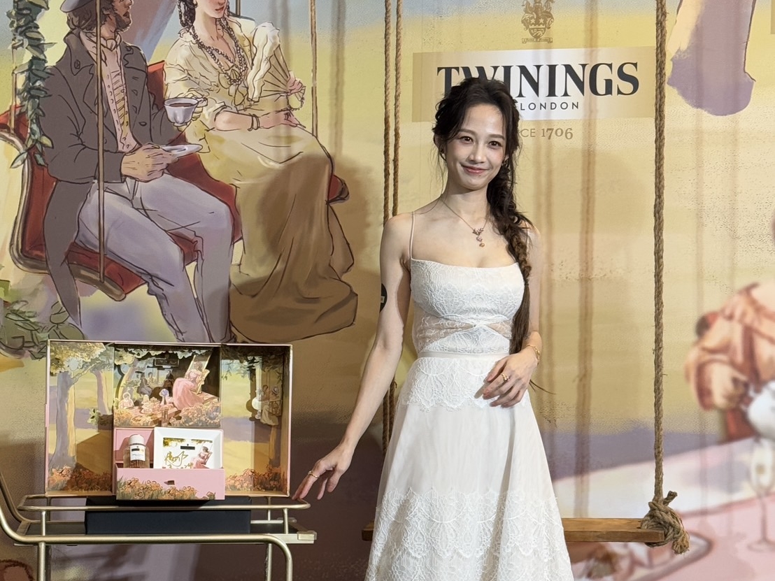 簡嫚書今天以女神之姿出席唐寧茶記者會。