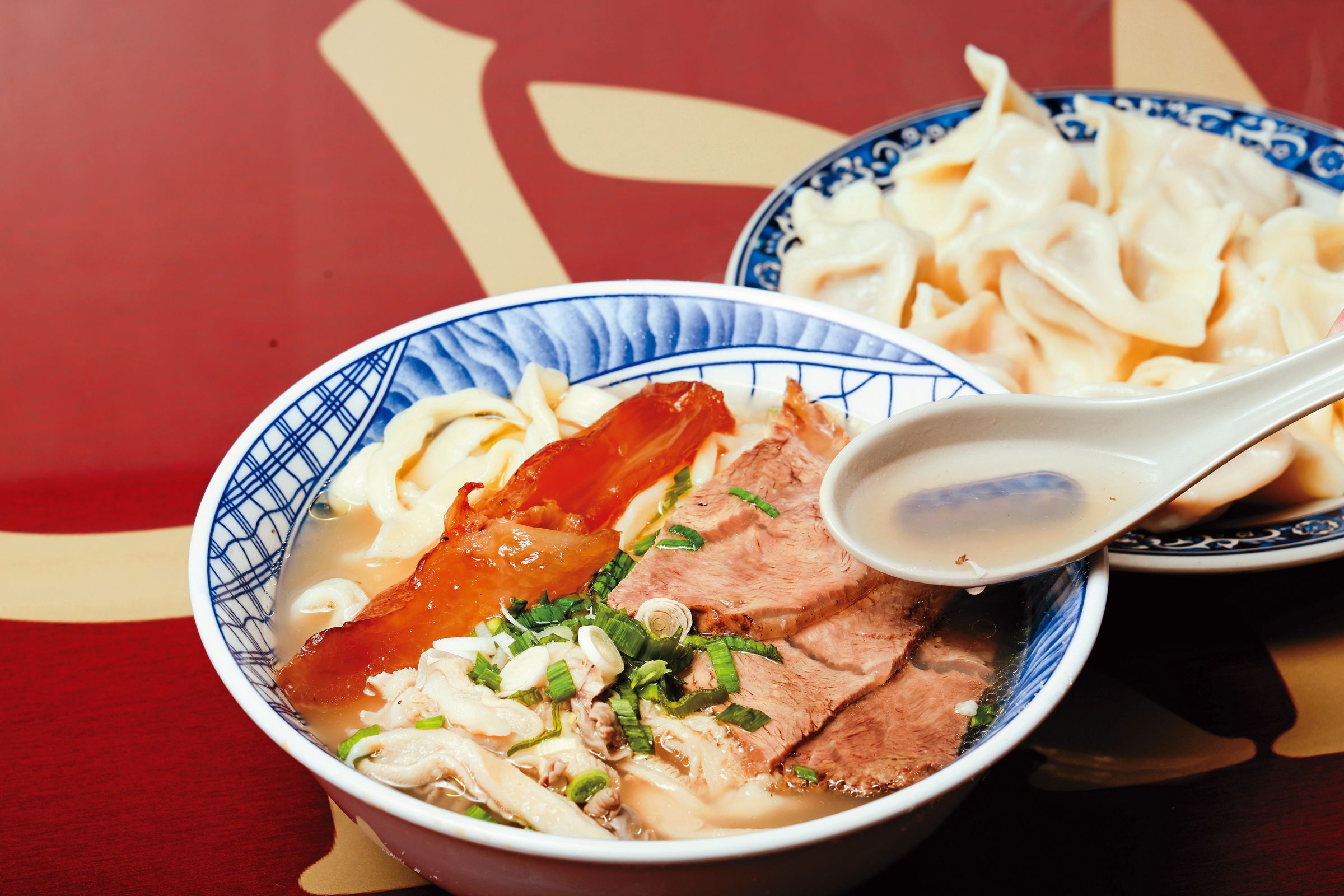 「清真黃牛肉麵館」的清燉牛肉麵是在台北飄香多年的清真美食。