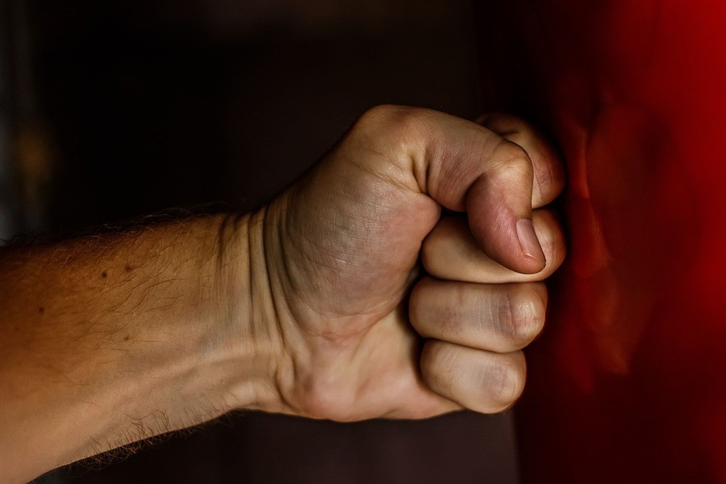 桃園市一名單親爸爸,因懷疑時年8歲的兒子弄壞筋膜槍怒揮拳。(示意圖,翻攝Pixel)