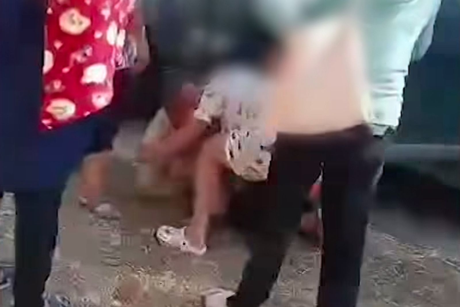 村長偷腥人妻！老婆公所前修理他「狠扯生殖器不放手」　路人圍觀看傻