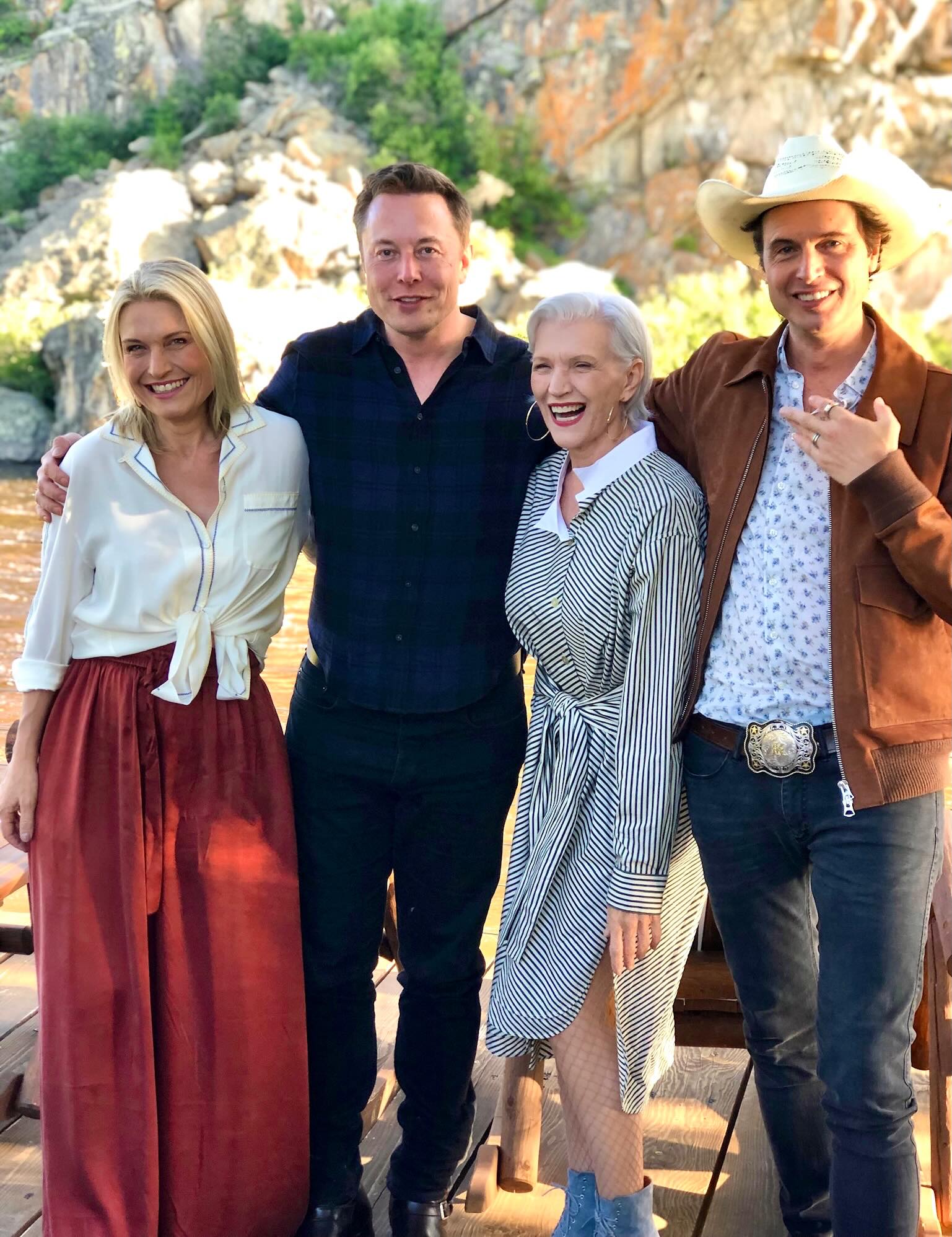 梅耶(右二)與3名子女合影,左起為女兒托斯卡馬斯克(Tosca Musk)、長子伊隆馬斯克(Elon Musk),以及小兒子金博爾馬斯克(Kimbal Musk)。(翻攝mayemusk IG)