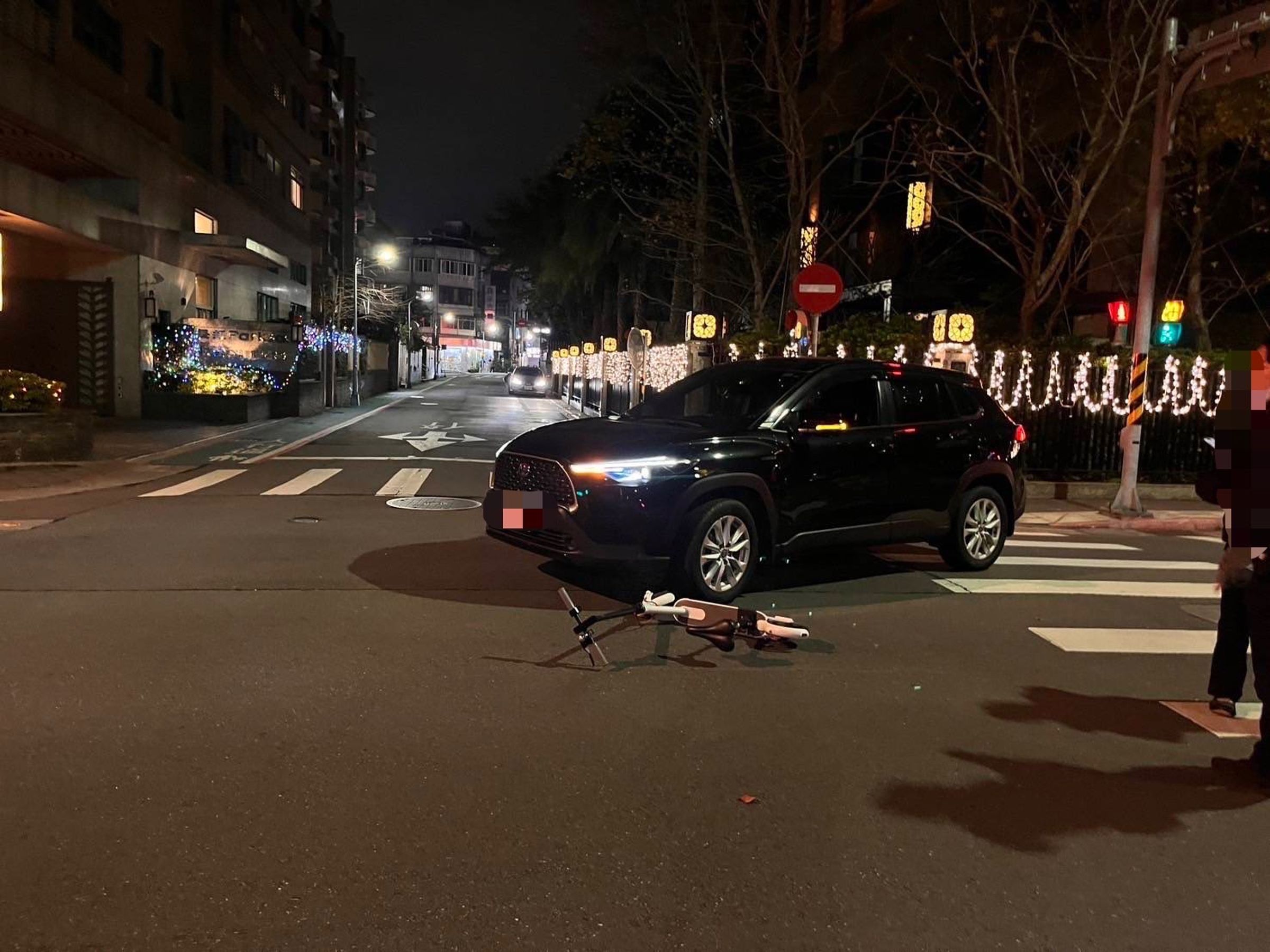 警方到場處理交通事故,意外查出徐男騎電動滑板車酒駕。(翻攝畫面)