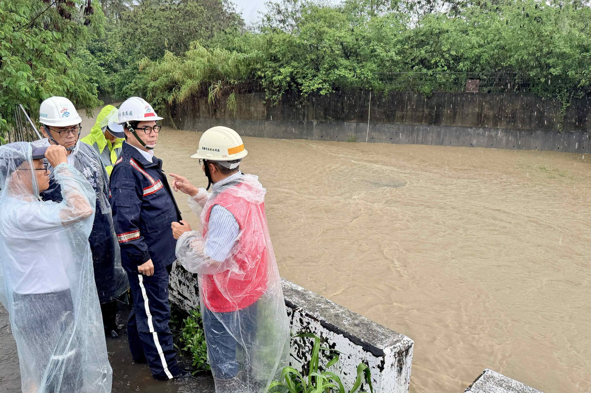 高雄市府稍早宣布，美濃區、旗山區今日中午12點後停班停課。（翻攝自陳其邁 Chen Chi-Mai﻿臉書）