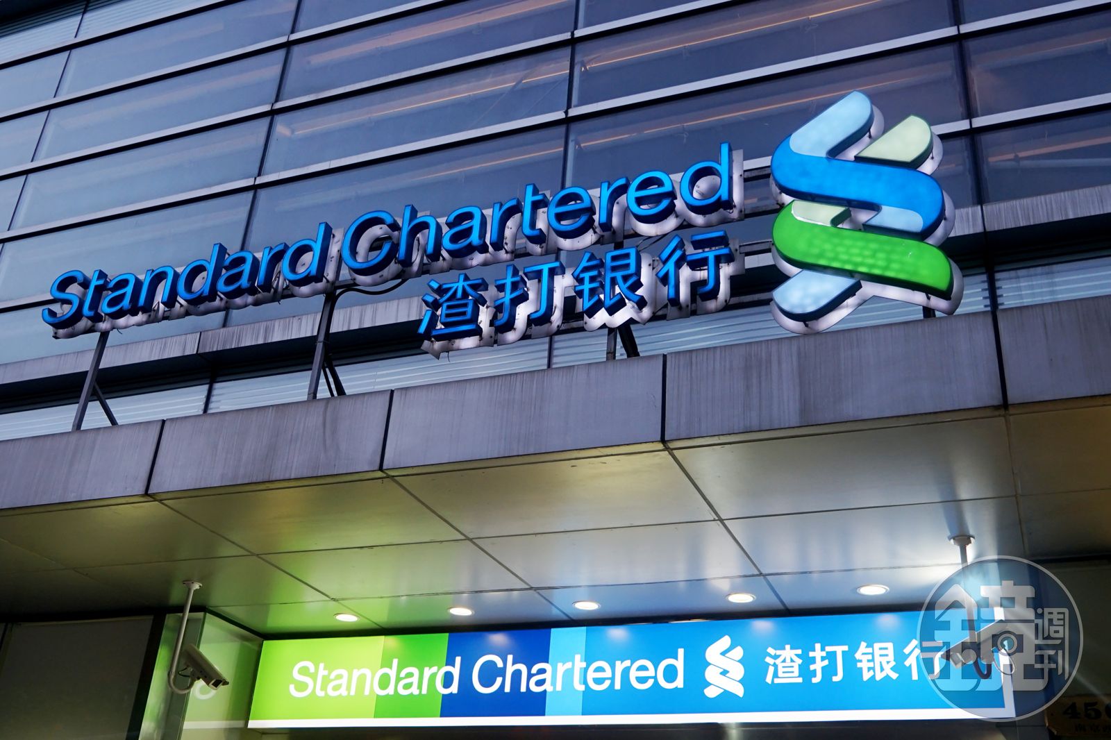 渣打銀行為了擴大導入AI與自動化技術,計畫在2030年之前,裁減後勤部門超過15%的職位,恐有近8千人丟飯碗。(東方IC)