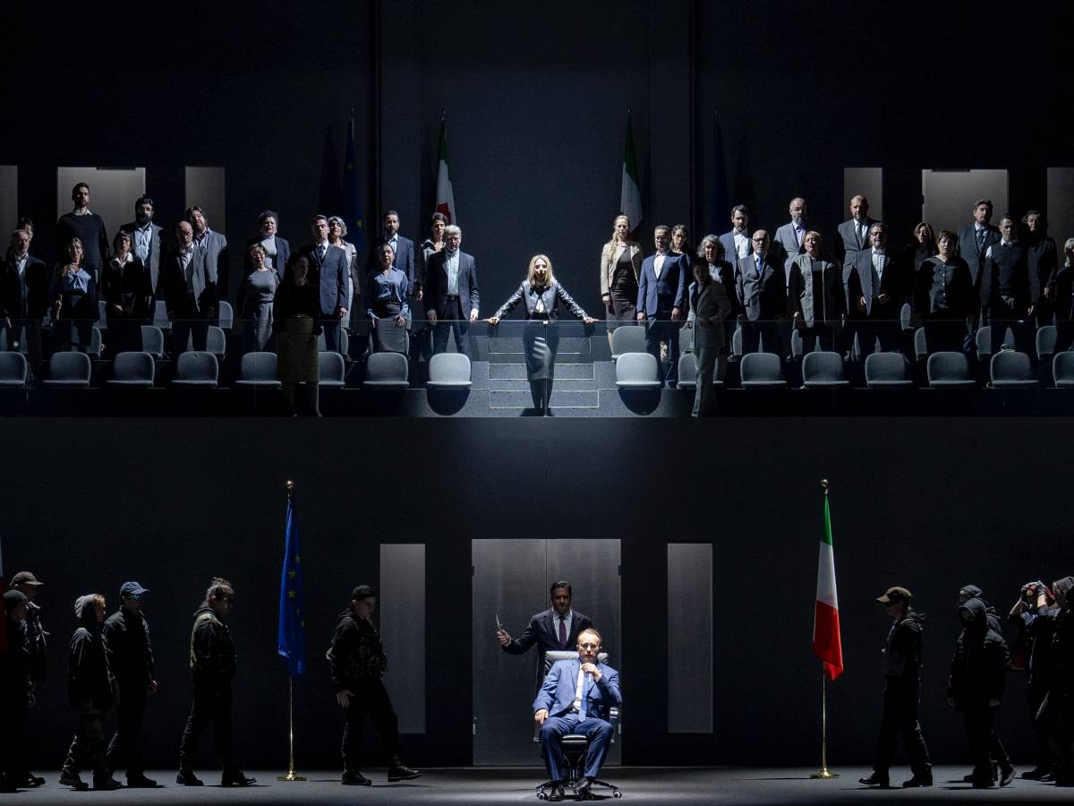 在「薩爾斯堡藝術節」上表演的歌劇《狄托的仁慈》，是莫札特寫於230年前的歌劇，原本描寫羅馬皇帝與臣子之間的愛慾情仇，如今則被改編為現代《紙牌屋》政治愛恨情仇的鬥爭劇。