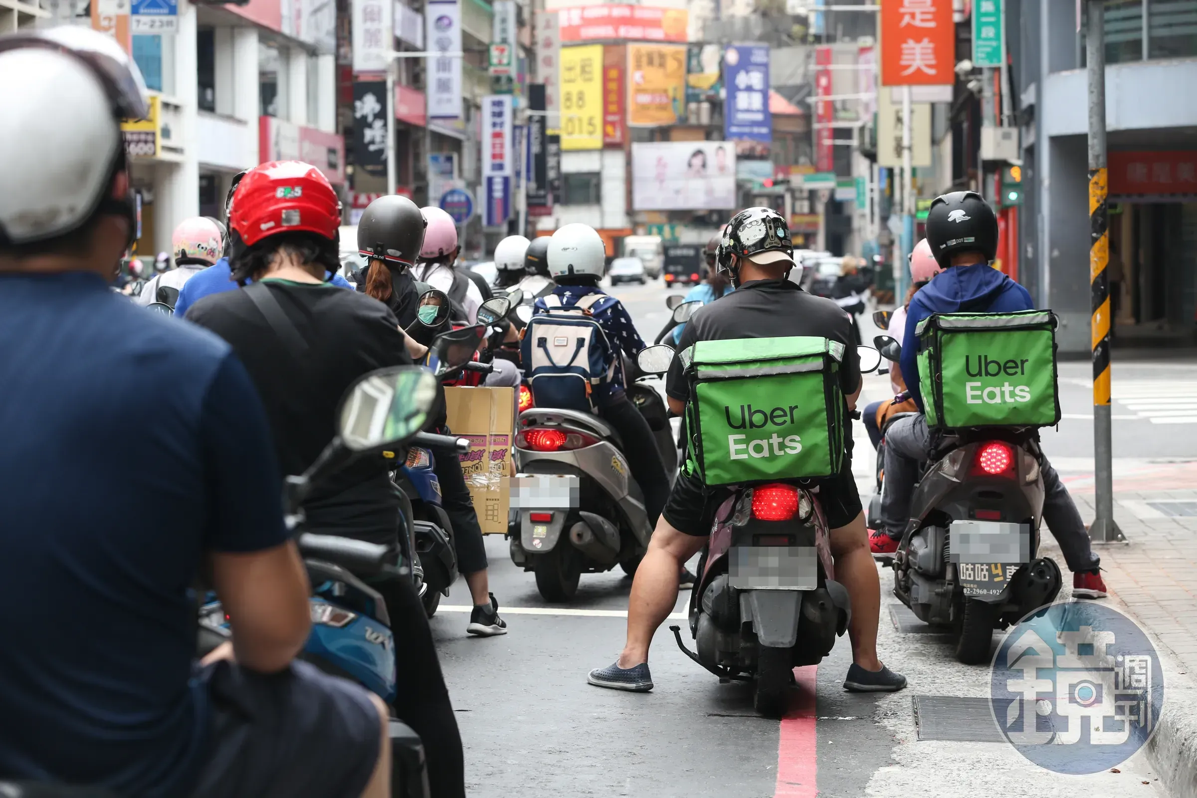 外送專法正式上路後,除了外送平台收取更多的服務費外,有許多人也抱怨,收到外送餐點的時間比以前還要久。(示意圖,本刊資料照)