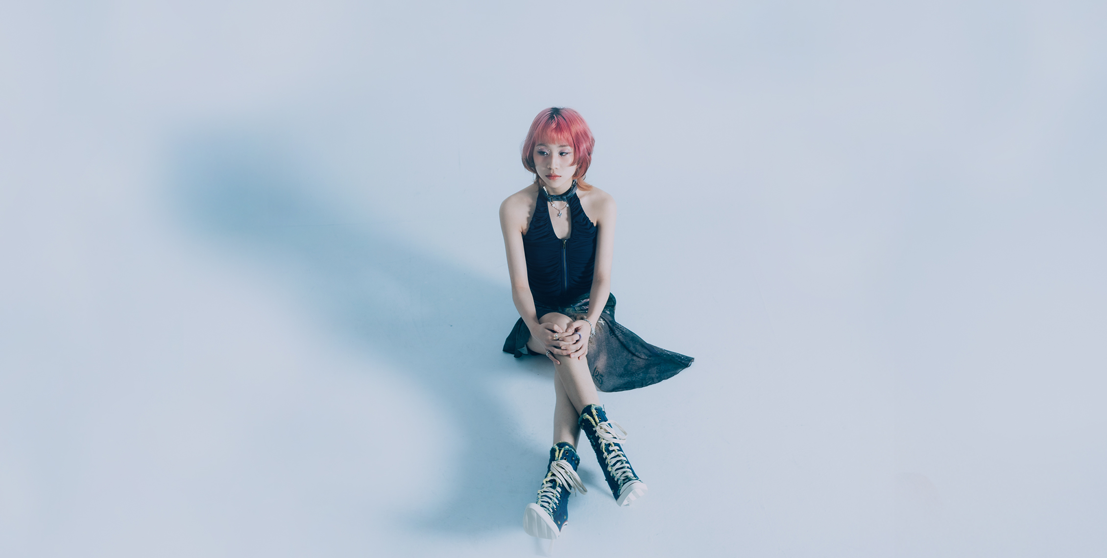 阿橘 Ahh G攜手新銳音樂製作人Flowstrong推出全新單曲〈送給你的寂寞〉。（Shabbyboyz提供）