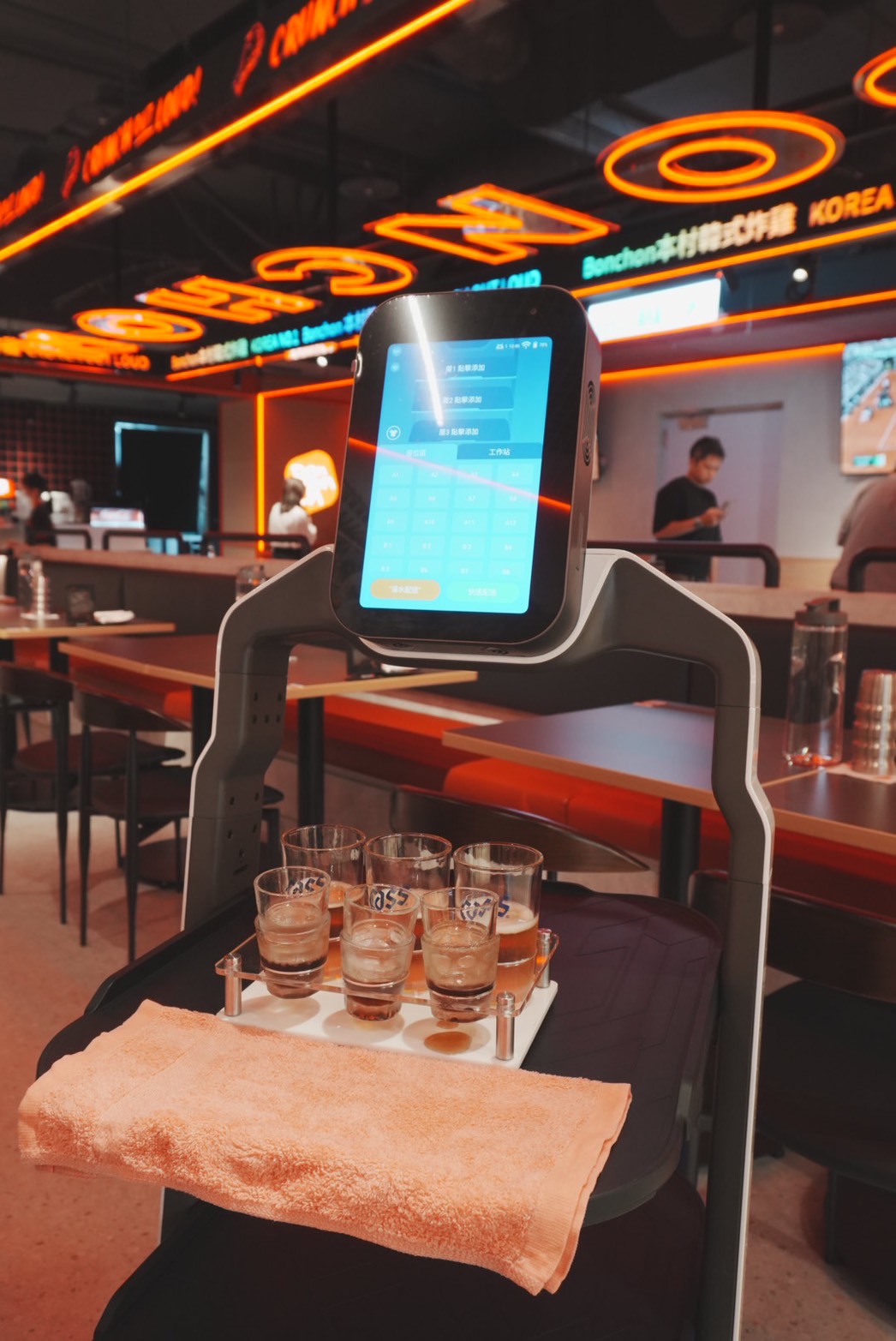 本村炸雞使用靈活的送餐機器人，為客人送上各式餐點、飲品。 