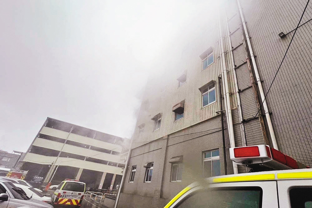 山陀兒襲台期間，屏東東港安泰醫院發生大火，釀成8死悲劇。（翻攝記者爆料網）