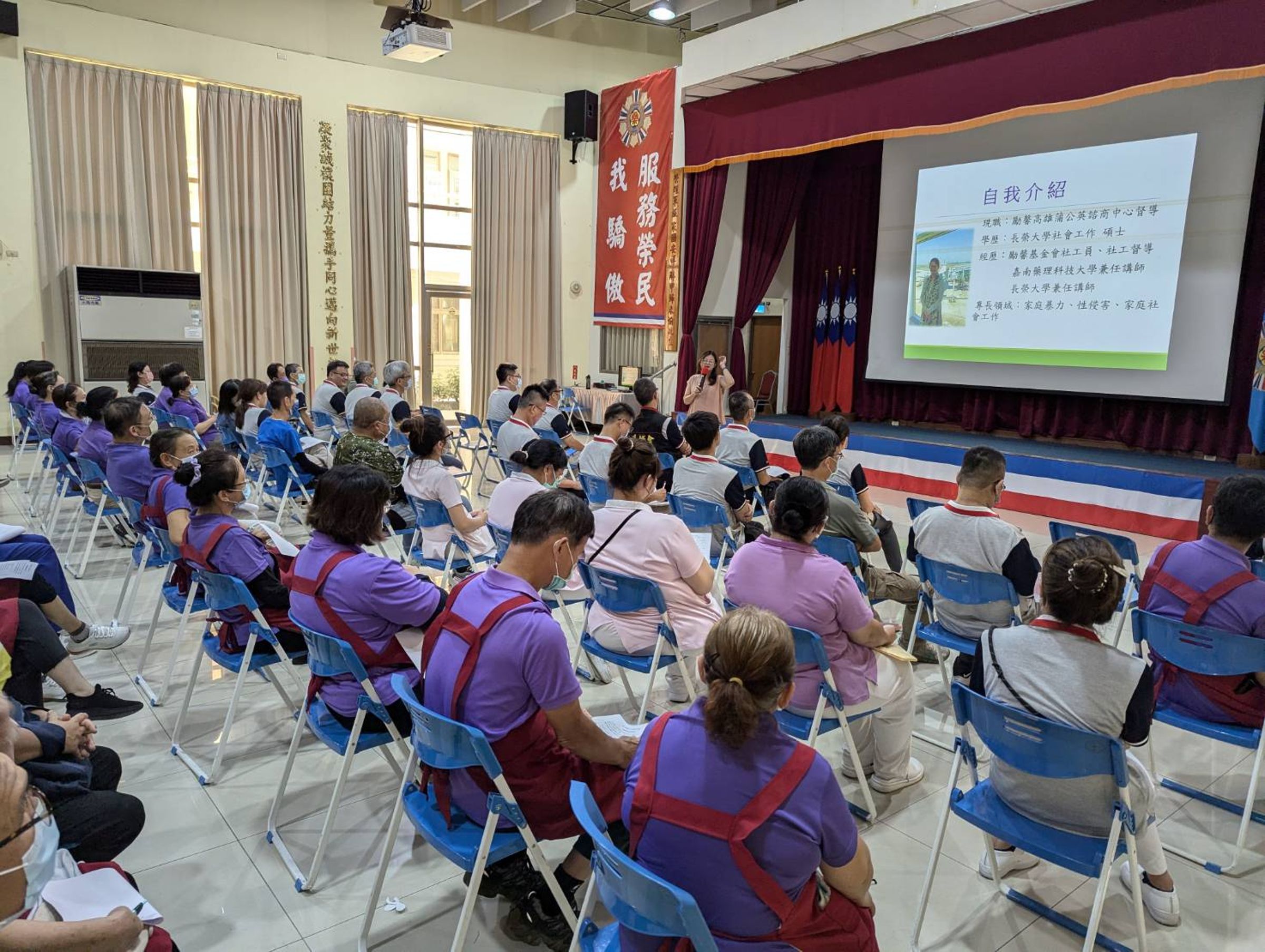 岡山榮家同仁在嚴莉璟解說下，了解性別平等的內涵。（退輔會提供）