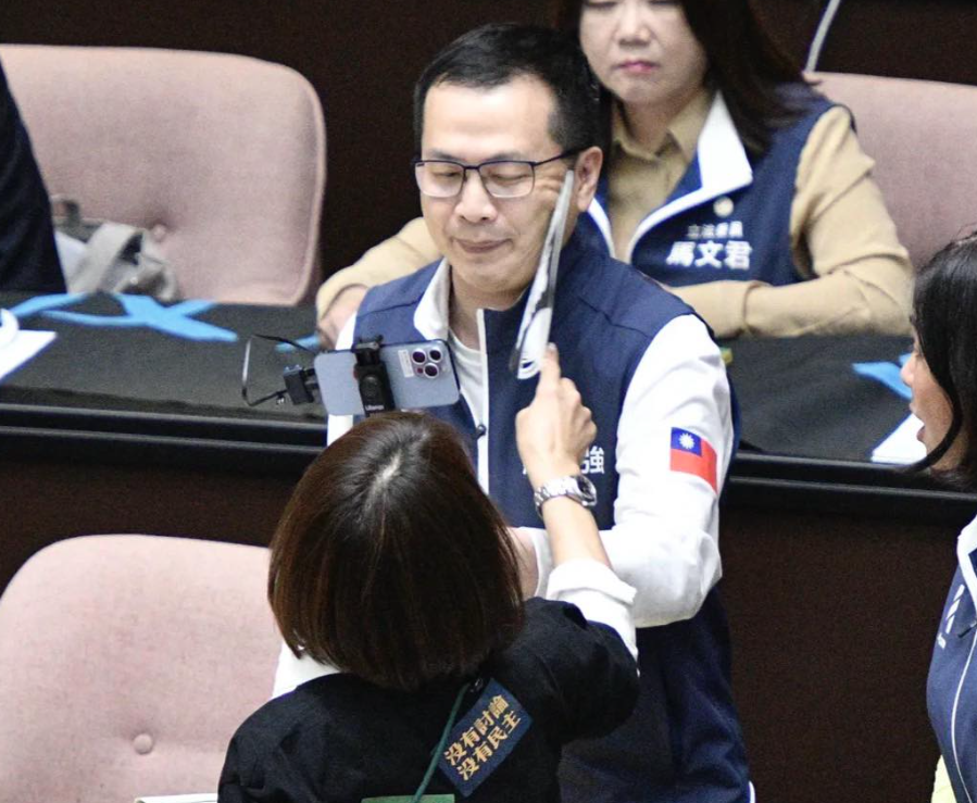羅智強表示，去年在立法院邱議瑩用扇子搧他耳光。（翻攝自羅智強臉書）