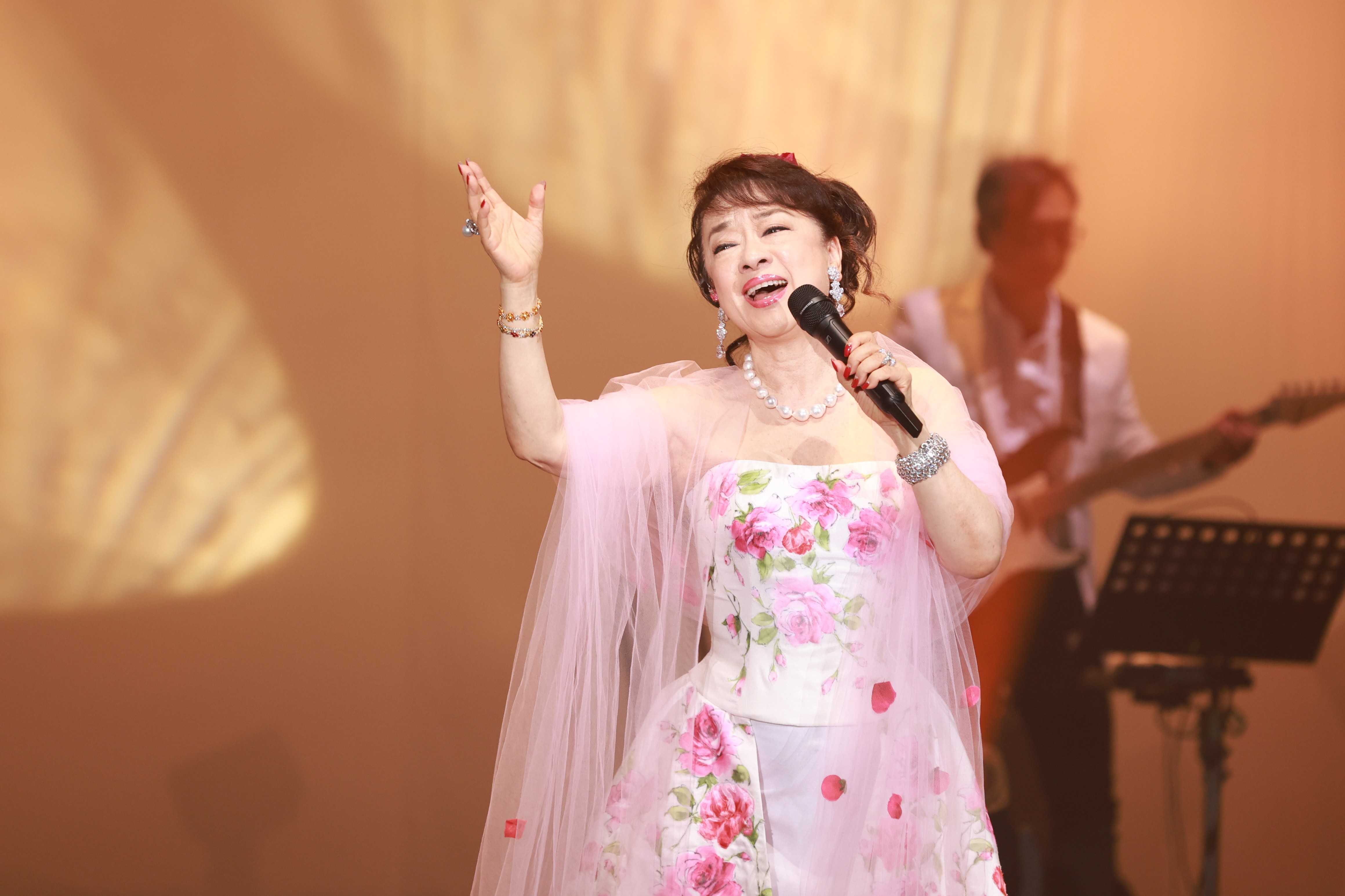 翁倩玉在演唱會帶來多首經典歌曲，還下台與觀眾互動。
