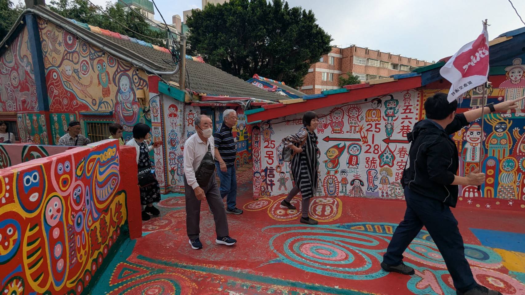 來自日本、馬來西亞旅遊團必到彩虹眷村一遊。