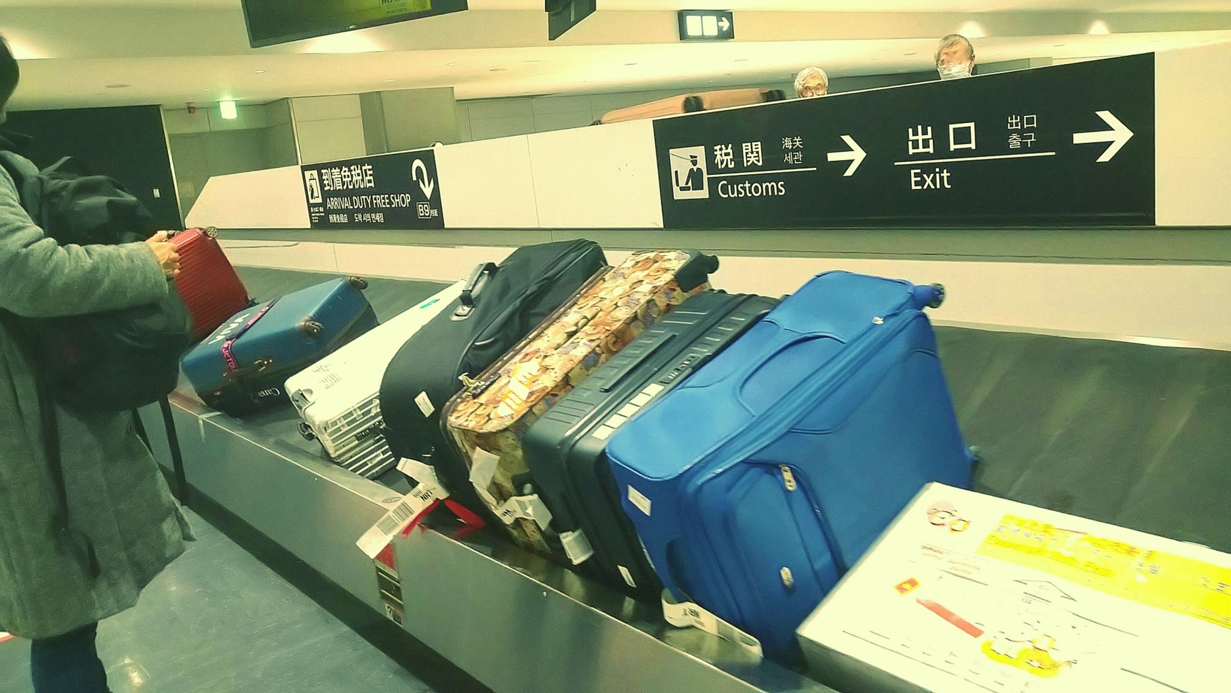 一名網友分享,日前在小港機場遇上航勤仔細整理輸送帶掉落的行李。圖片僅供示意。(取自PhotoAC)