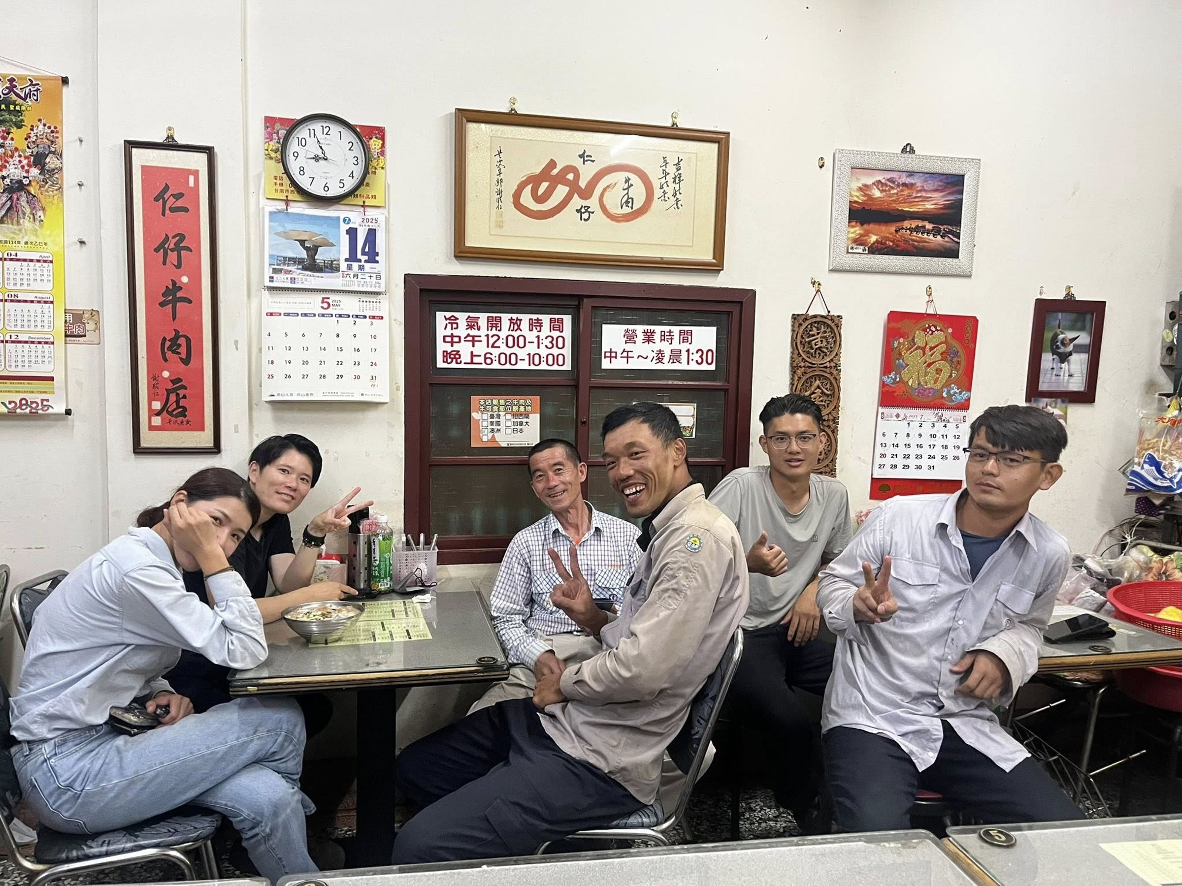 台電員工吃完晚餐後還要繼續趕工。（翻攝臉書社團「學甲之美」）