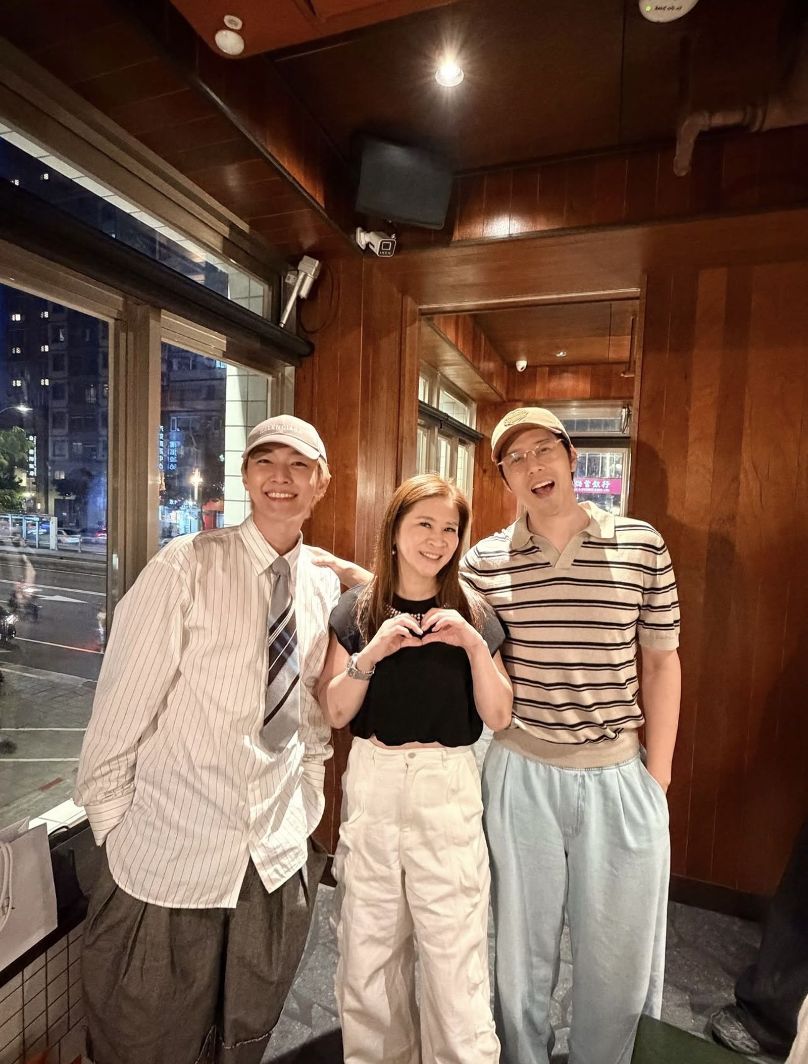 炎亞綸（左）大方露臉與女主人合照。（圖／翻攝自godloveic IG)