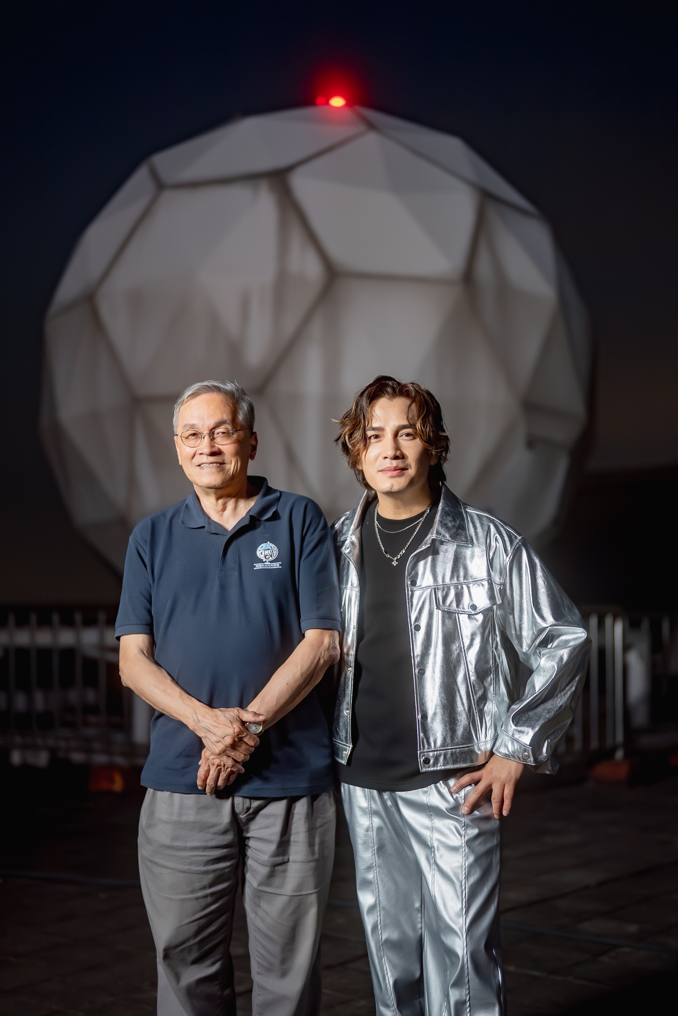 〈追星星的人〉MV邀來客籍天文學家葉永烜教授（左）入鏡。（圖／大賞門文化提供）