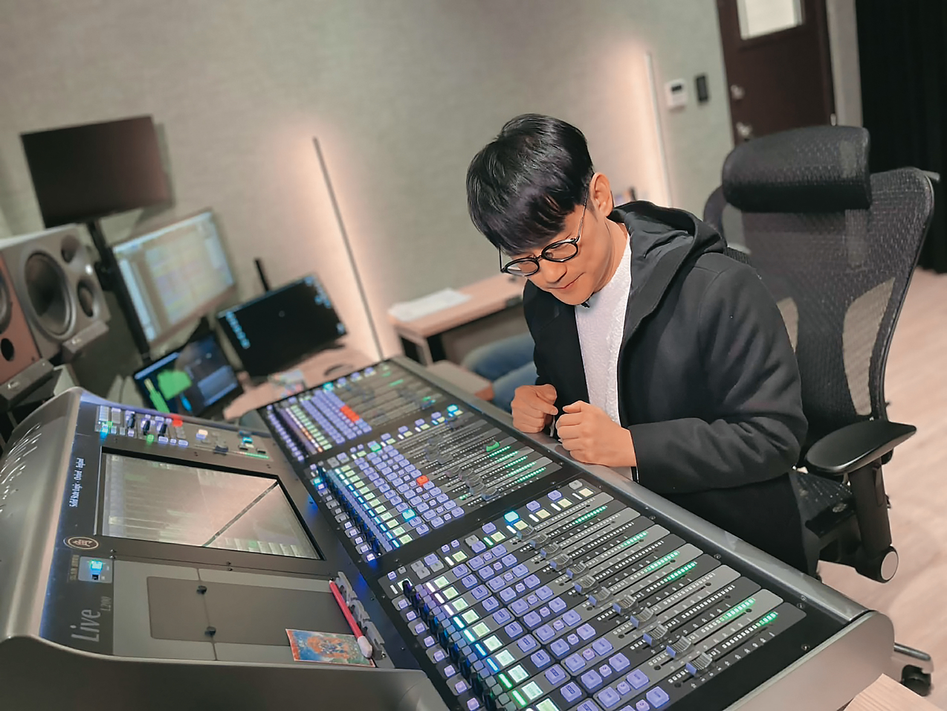 配樂指導陳建騏是導演林孝謙合作15年的工作伙伴。（陳建騏提供）