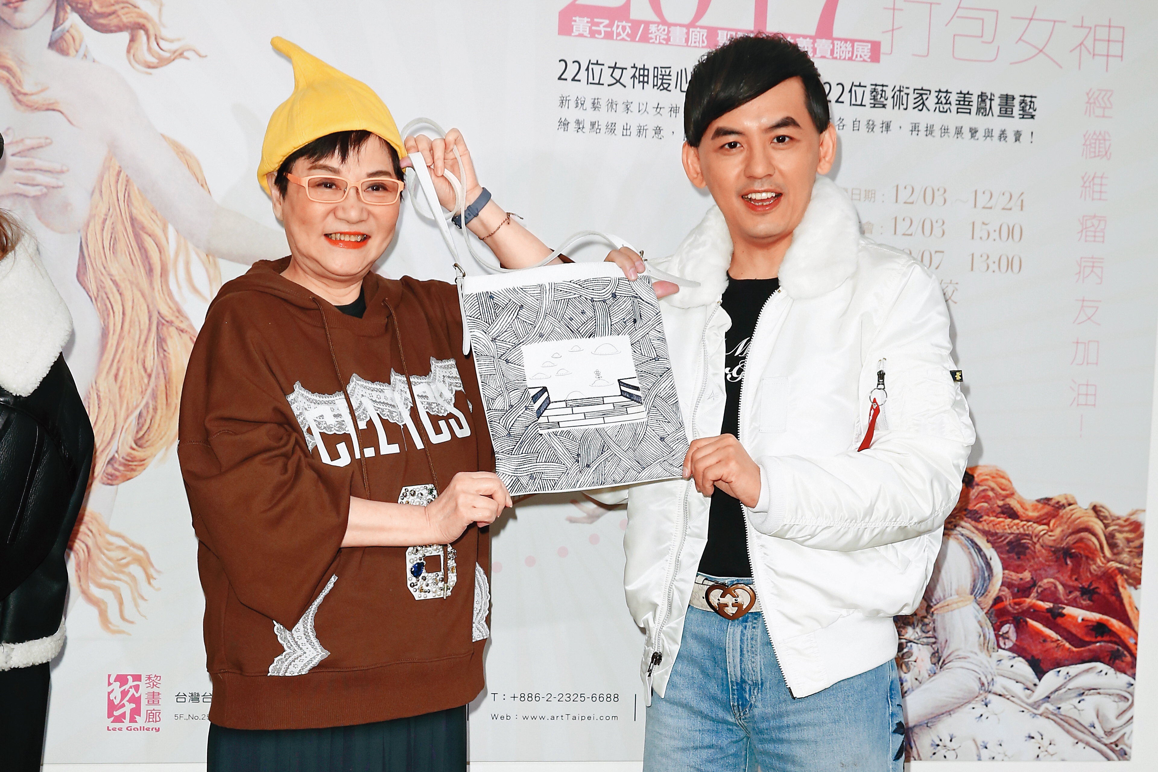 張小燕（左）將黃子佼（右）當成兒子愛護，徒弟醜聞爆發至今，張小燕不願說一句重話。