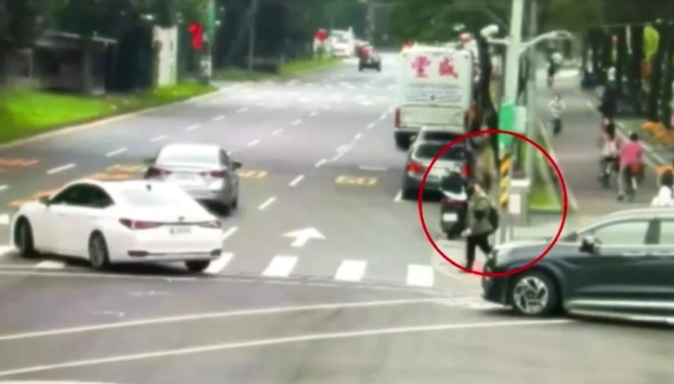 陳男步行過馬路時刻意用手肘撞擊對向女高中生（紅圈）。翻攝畫面