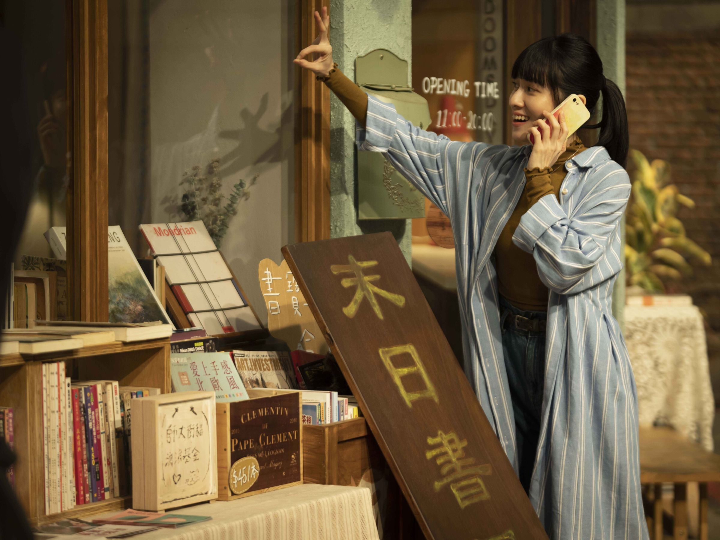連俞涵詮譯「末日書店」老闆娘,是一個潑辣、韌性很強的現代女性。(阿榮影業提供)