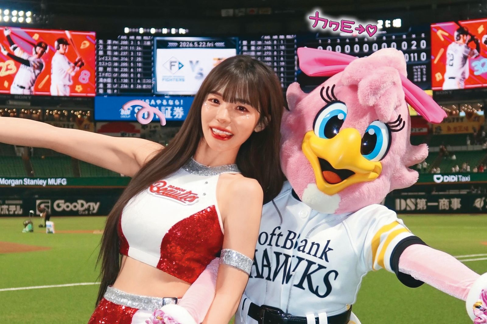 李多慧（左）到日本應援，與日本職棒軟銀隊吉祥物合影。（翻攝自李多慧IG）