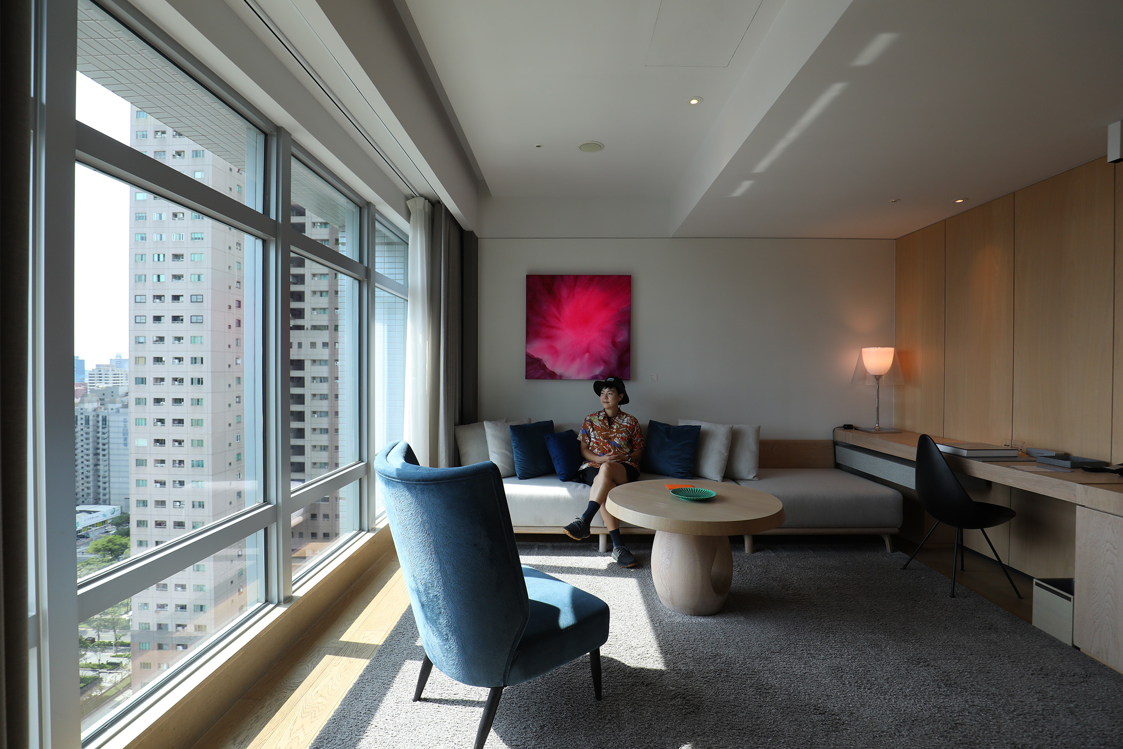 高雄然一酒店的「御質行驛港景房」從客廳、梳妝台、臥房到浴室，都有大片落地窗，可以欣賞高雄港的美麗景色。