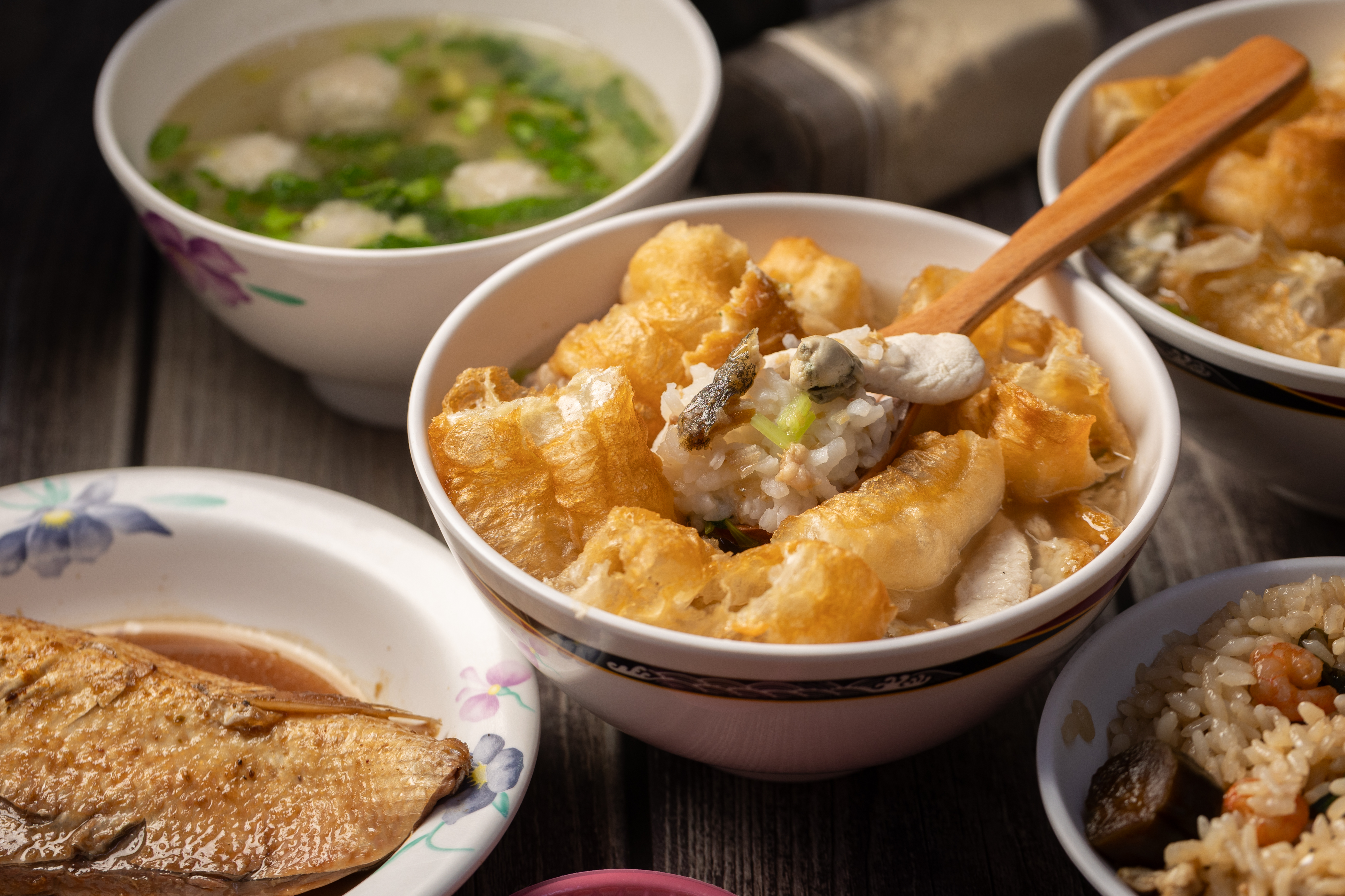 價格親民且24小時營業的「悅津鹹粥」，晚上生意比白天還熱鬧。