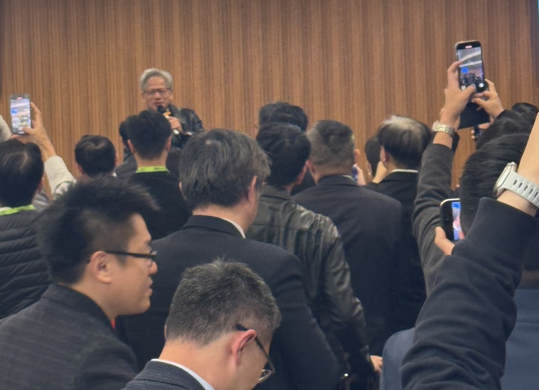 輝達舉辦台灣之夜，創辦人黃仁勳光與現場嘉賓合照就花了40分鐘。（讀者提供）