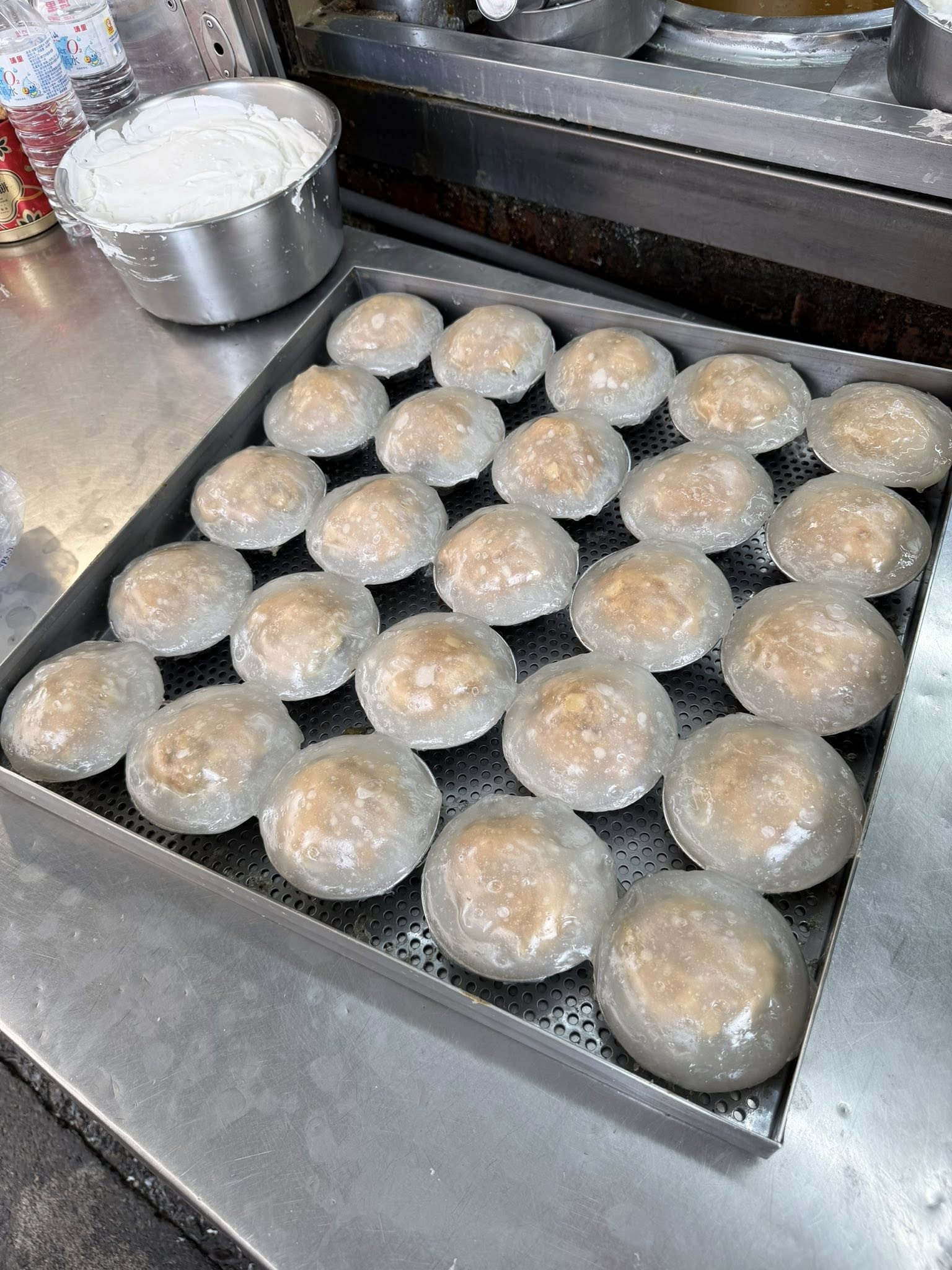 阿璋的肉圓白白胖胖的，排在油盤上，宛如和闐玉煞是好看。