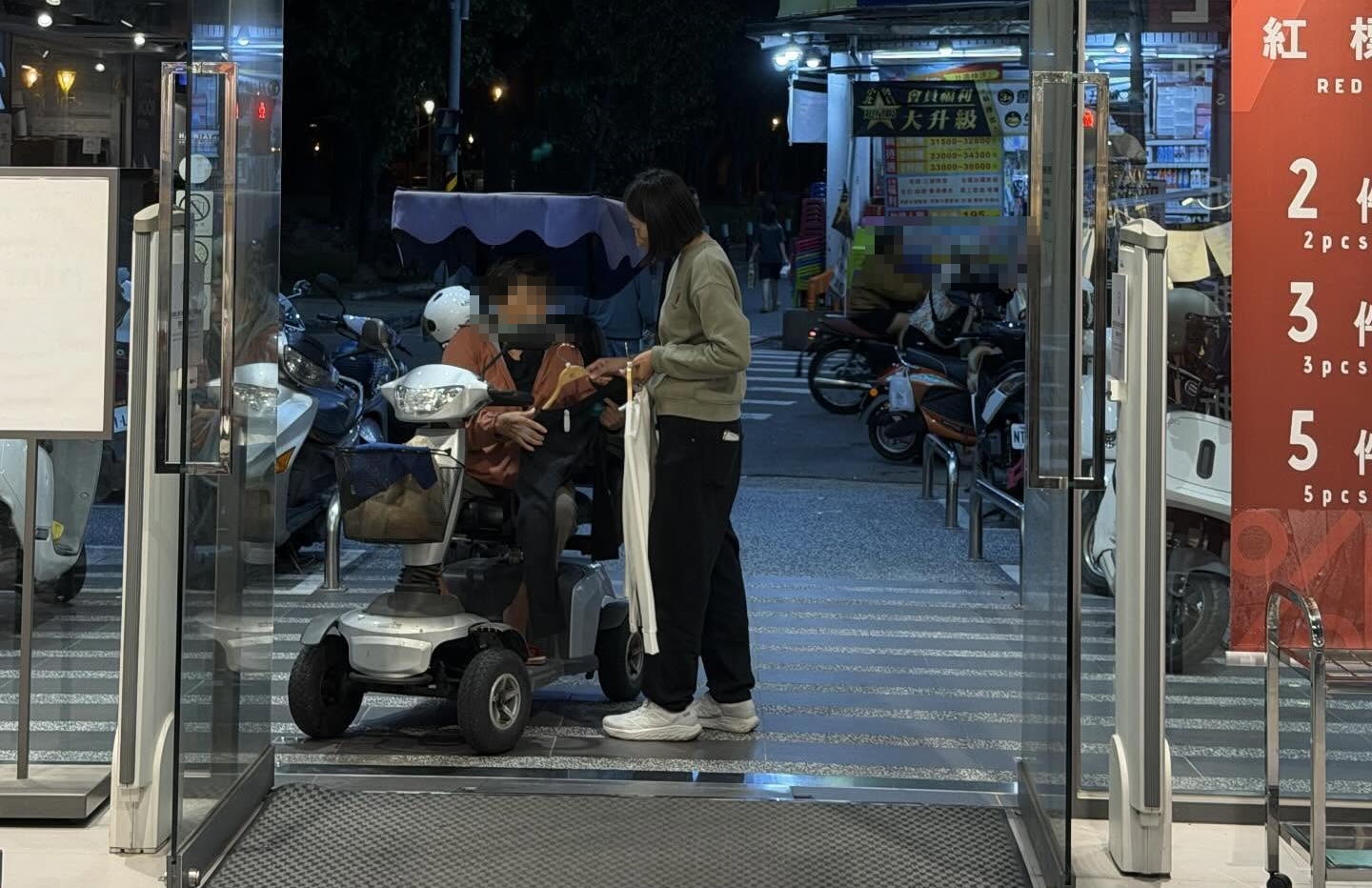 網紅Yihua翊樺po文，曬出一段NET店員暖心服務行動不便阿嬤的畫面，該篇po文曝光感動了許多網友。（翻攝Threads／double__girl）