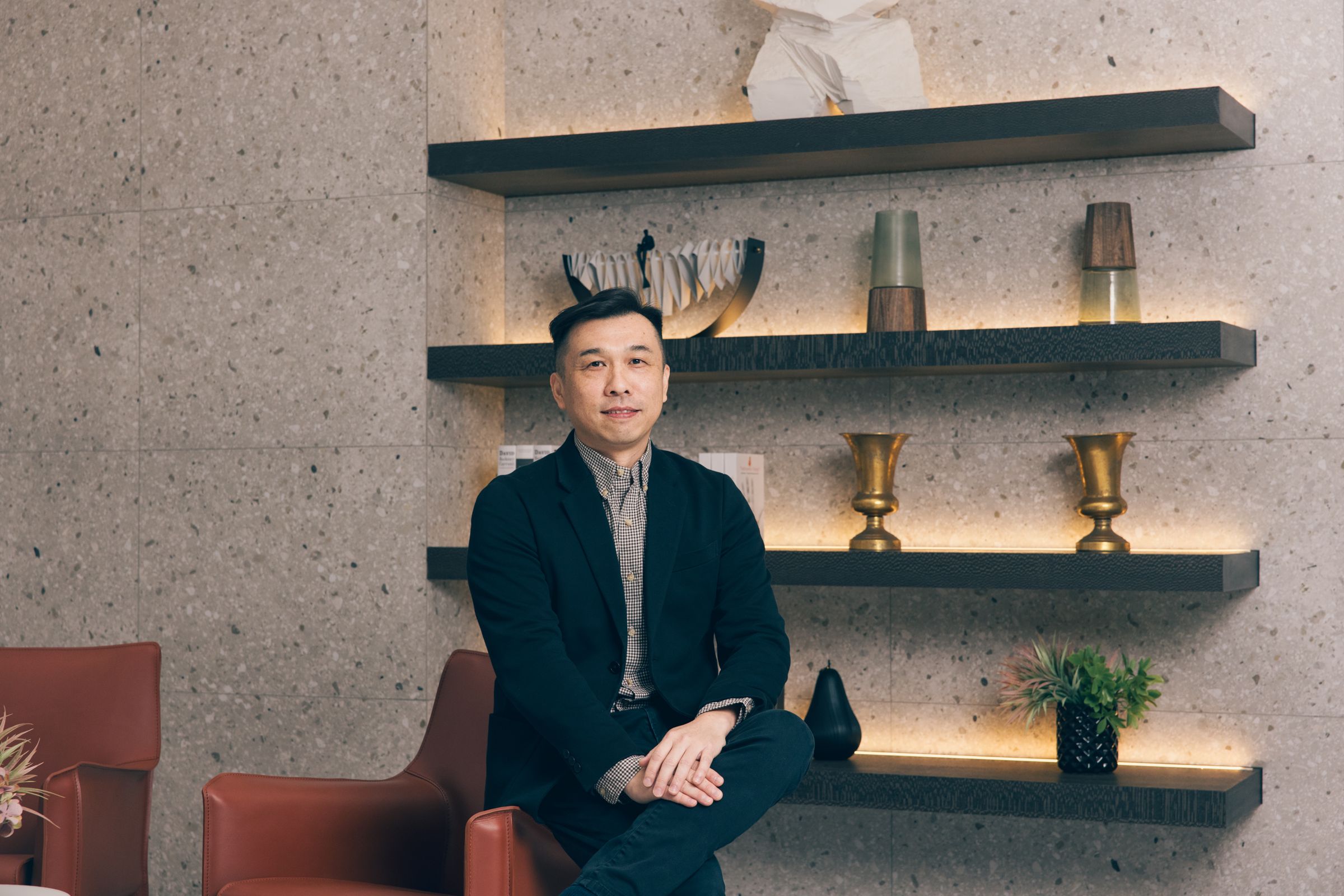 燈光規劃團隊「肯緒照明」林世秉指出，真正迷人的不是亮度，而是光與影之間的層次，這也是鴻柏建設所蓋建築的夜間表情關鍵。