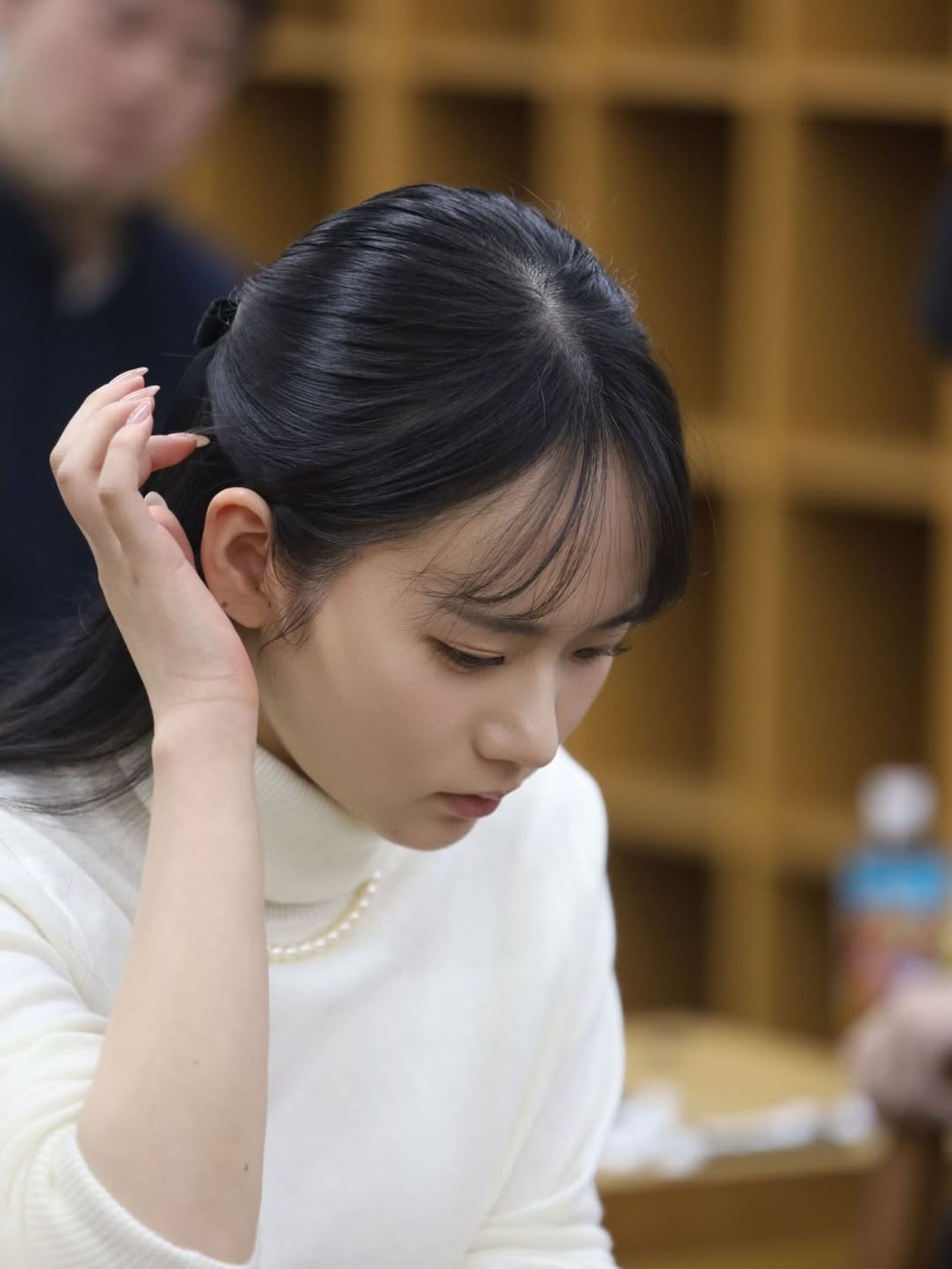 三島響專注投入比賽，將頭髮撥到耳後。（翻攝IG）