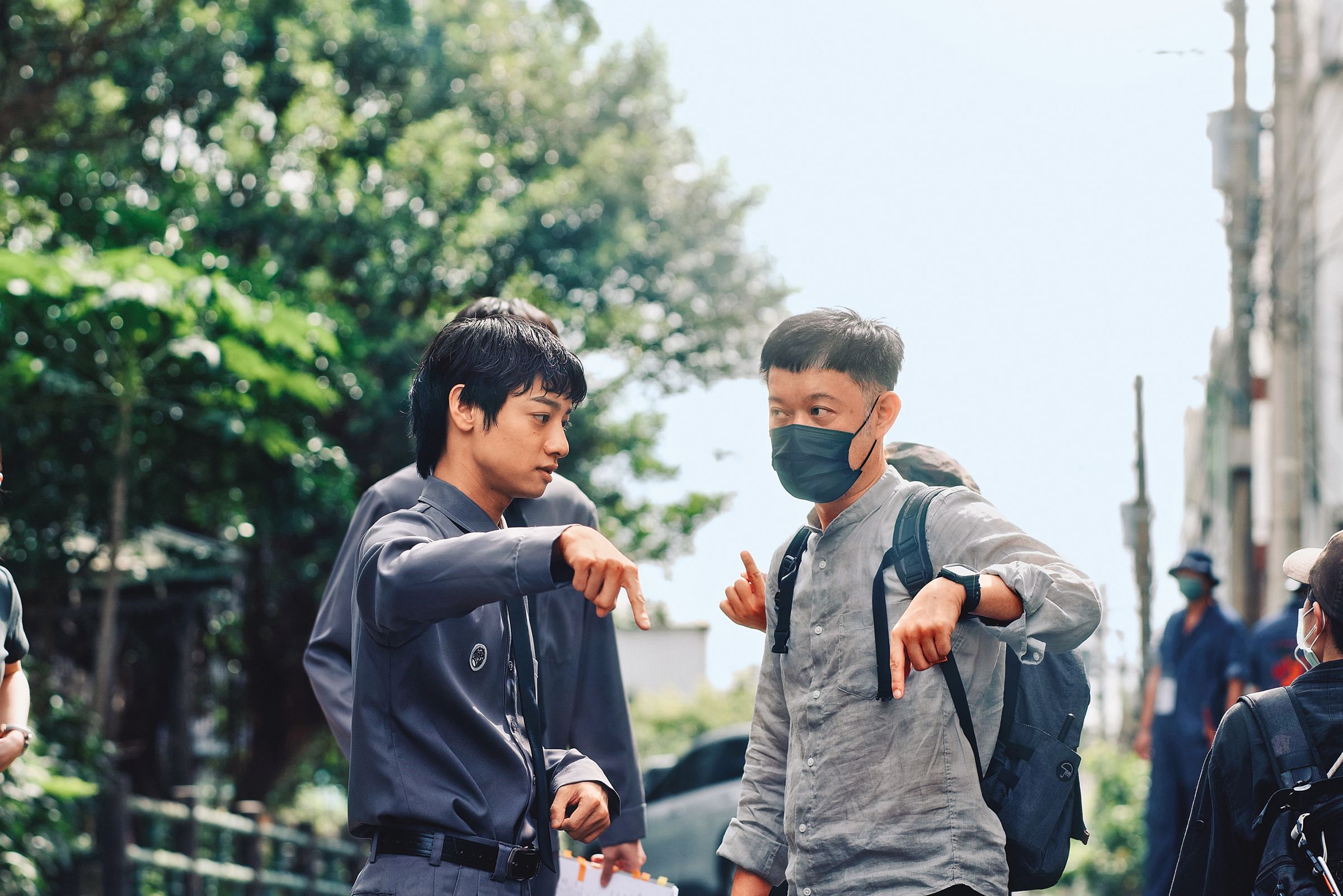 導演謝駿毅（右）與飾演雙一的劉修甫（左）在拍攝現場討論。（奇蹟映畫所提供）