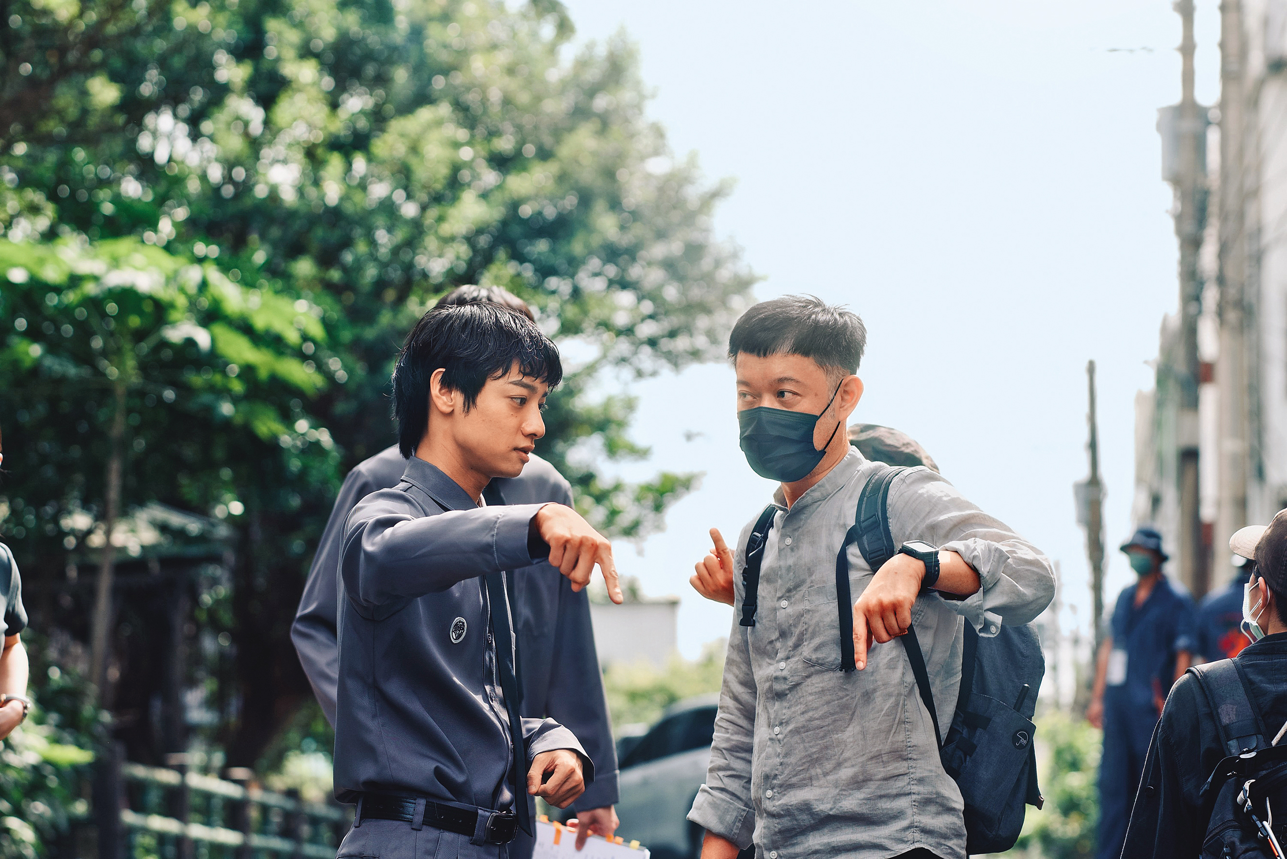 導演謝駿毅(右)與飾演雙一的劉修甫(左)在拍攝現場討論。(奇蹟映畫所提供)