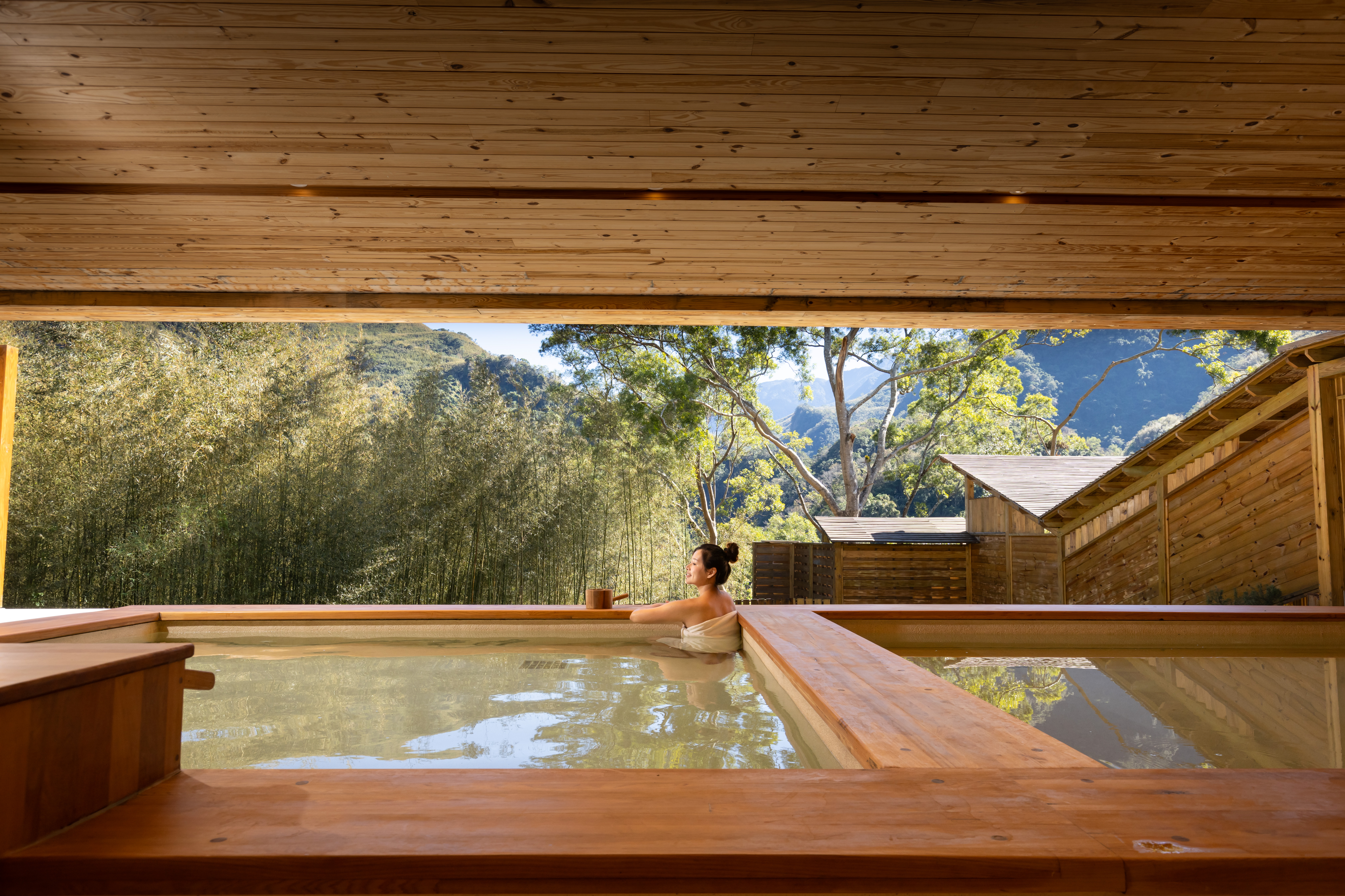 「蕃薯藤羅浮溫泉會所」的男、女裸湯池「大眾天然溫泉風呂」，能邊泡湯、邊欣賞竹林美景。