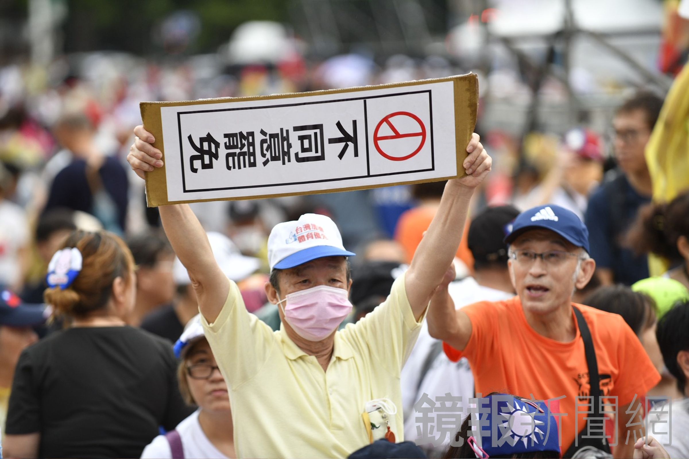 活動主持人、台北市議員李明賢剛開場就先喊在場突破3萬人。