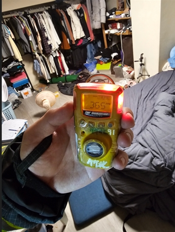 消防人員於屋內一樓使用CO探測器數值超標並有警示音。（竹縣消防局提供）