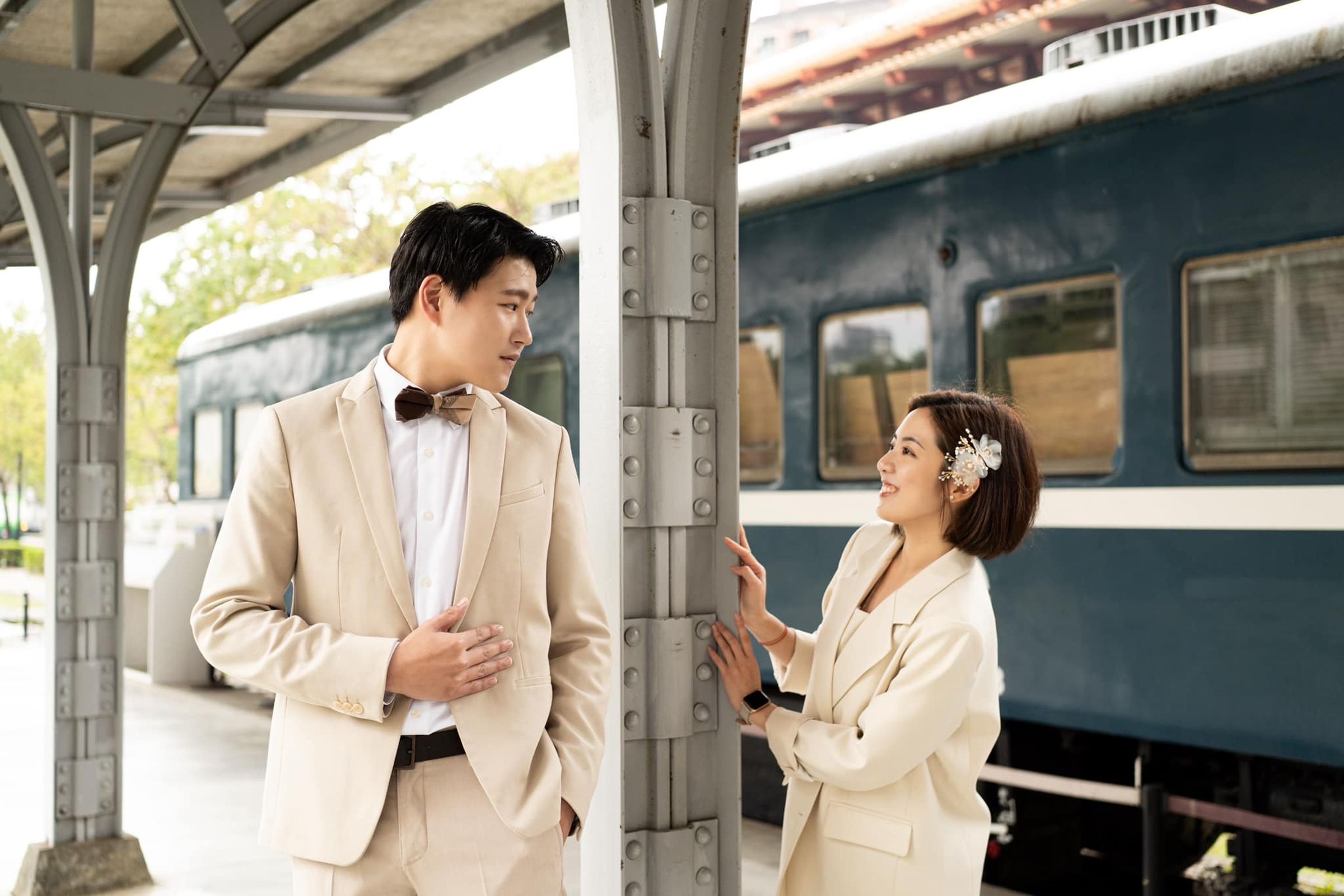 「學姐」黃瀞瑩(右)曬出與劉姓男記者(左)婚紗照,宣布結婚。(翻攝黃瀞瑩臉書)