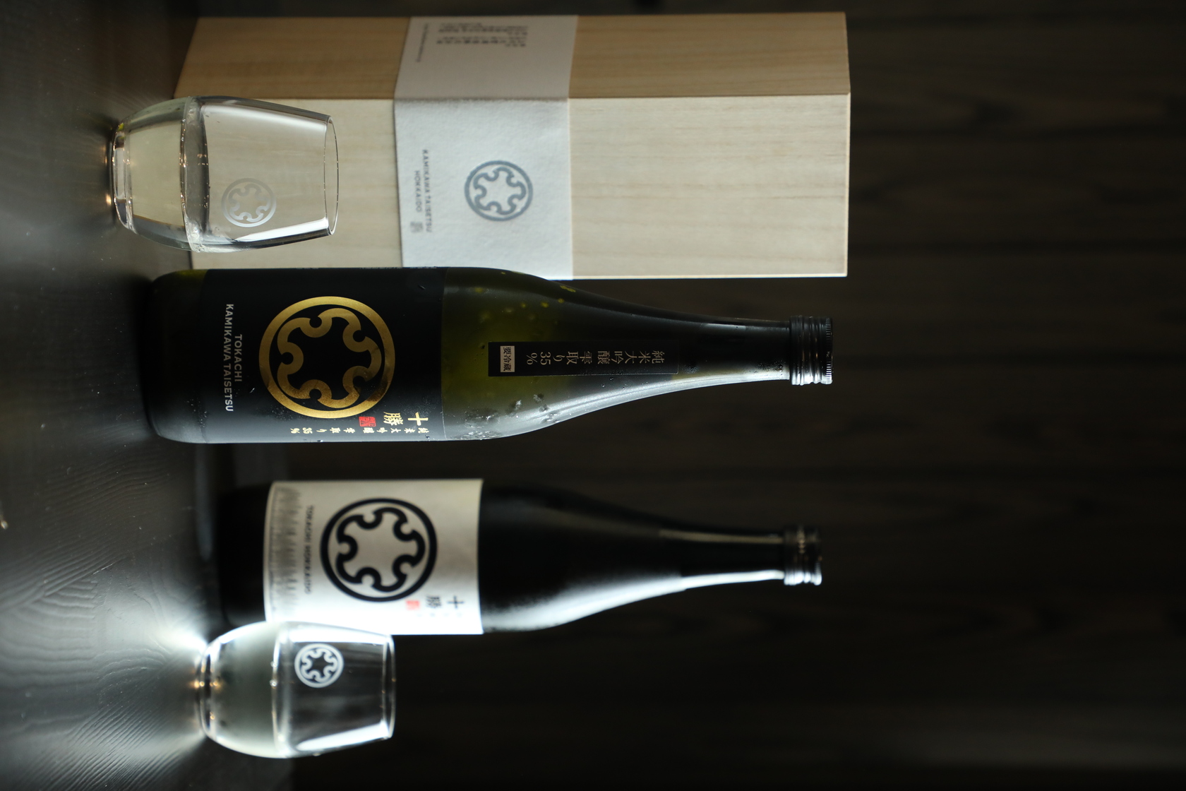 純米酒「十勝純米」（後，2,200日圓／720 ml，約NT$454）嘗起來溫潤滑順；雫取「大吟釀」（前，9,900日圓／720 ml，約NT$2,045）口感更細緻。