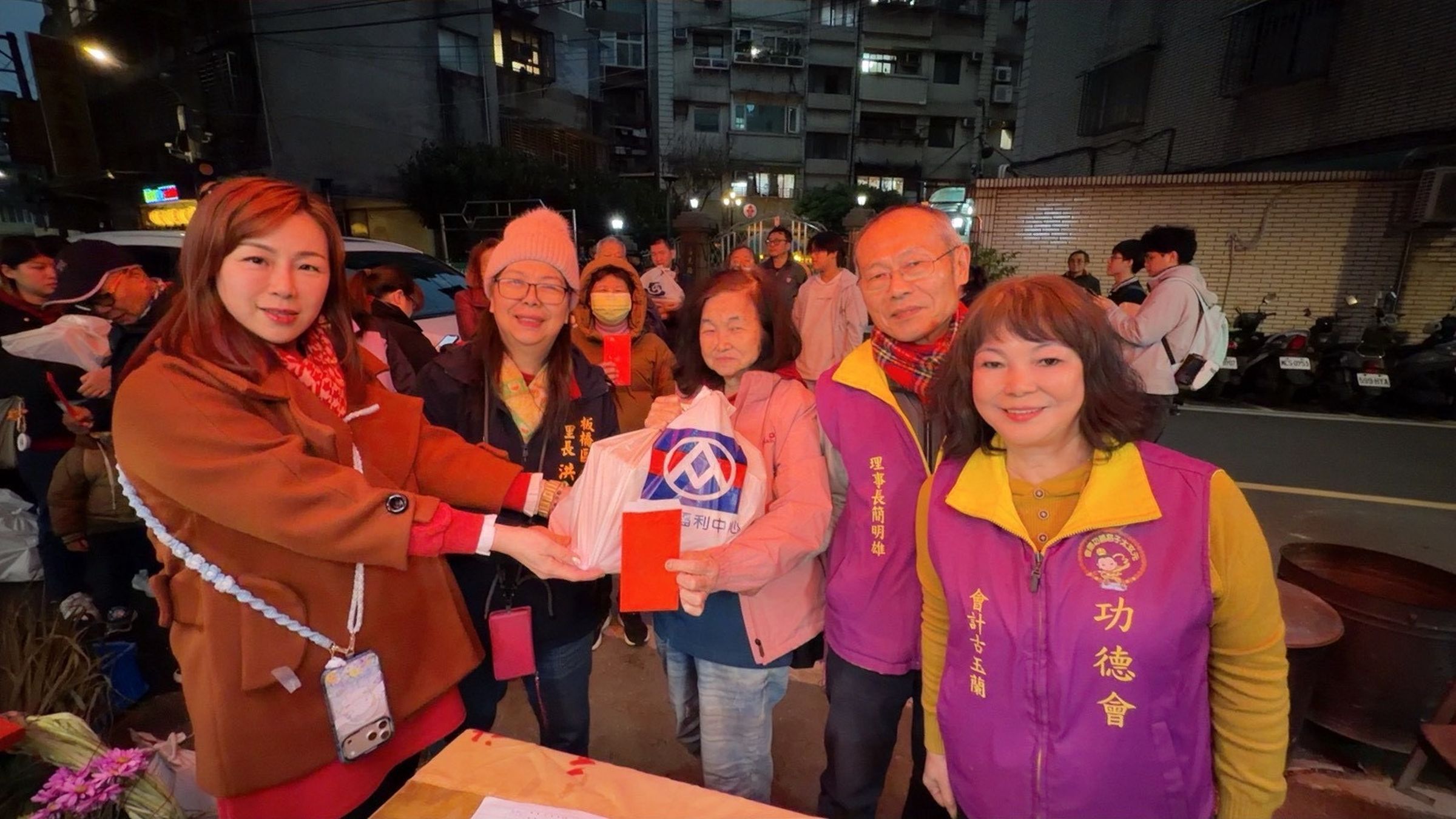 新北市議員劉美芳（左一）與板橋元玄宮進行寒冬送暖暨獎助學金與物資頒贈活動，在低溫中凝聚人心溫度。（劉美芳服務處提供）
