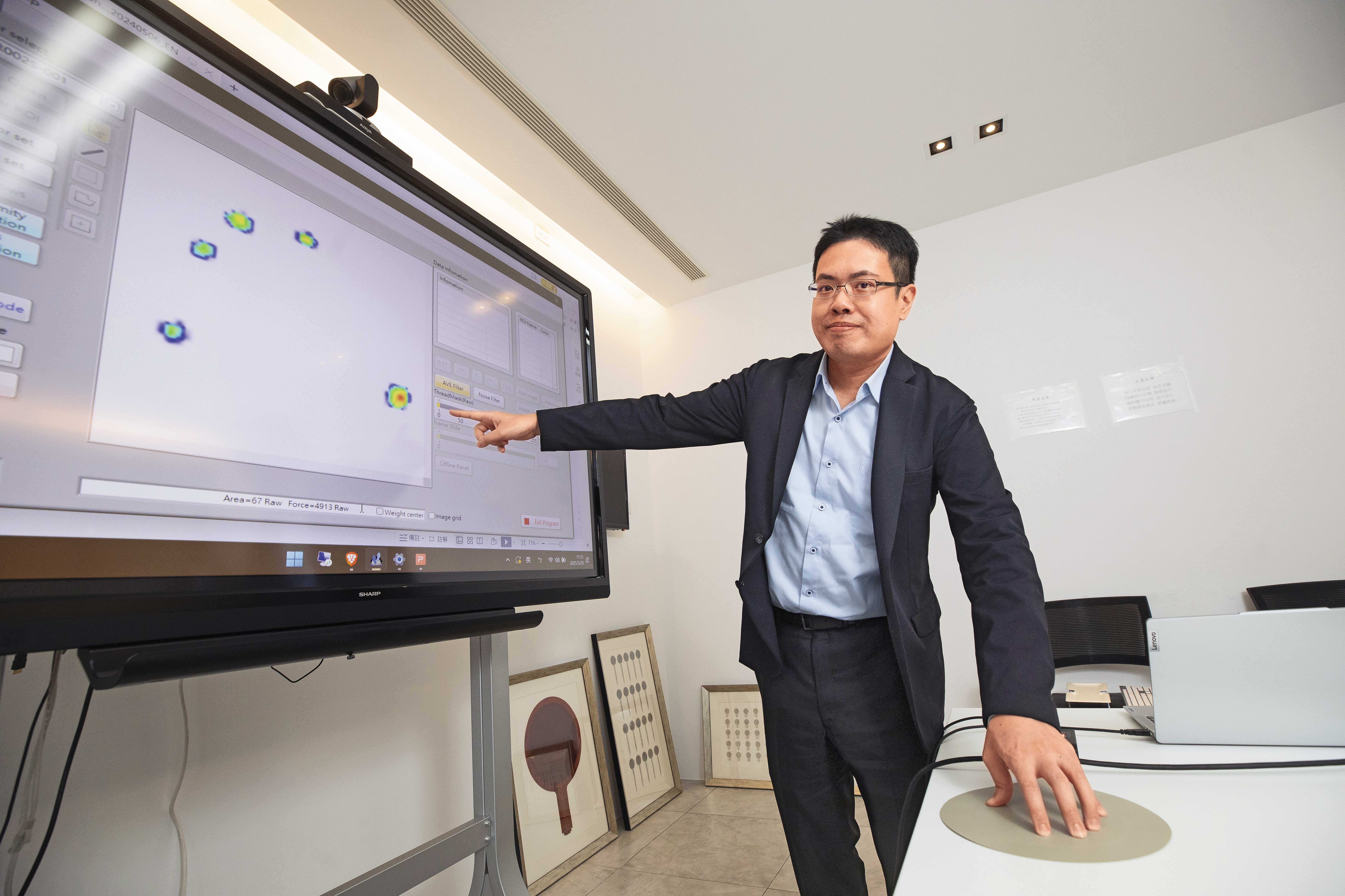 環球水泥旗下的利永環球的以獨家的橡膠材質開發的電子皮膚柔軟可彎曲，使機器人擁有如同人類一般的觸覺。(圖為環球水泥暨利永環球總經理侯智升)