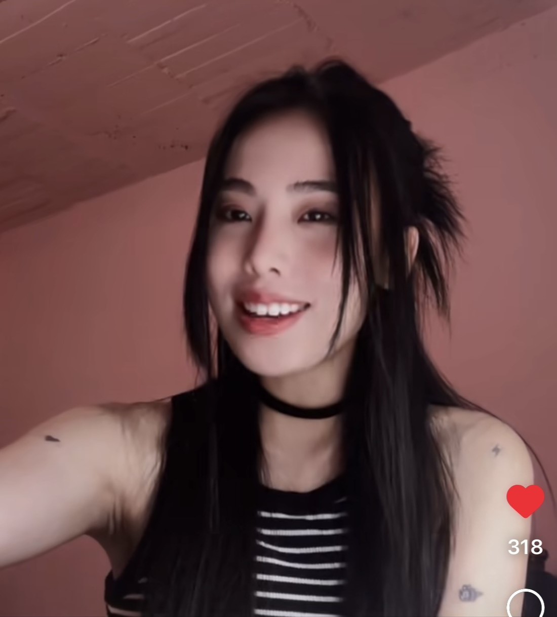 現在自信滿滿的陳瑾緗,隨便直播都自帶光芒。(翻拍自Allyson IG)