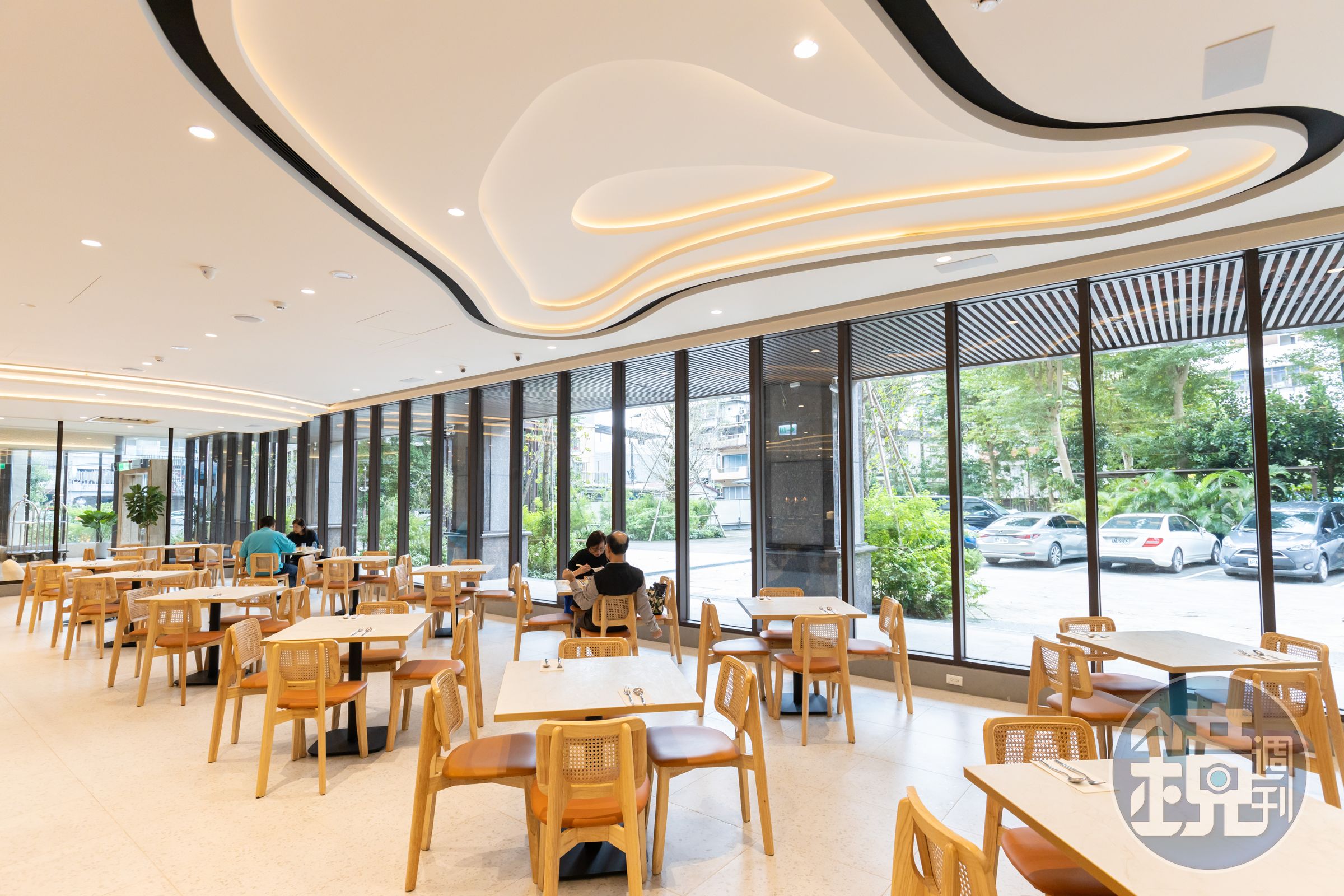 餐廳天花板以水波紋造型設計，大片落地窗引進了自然光，泡完湯剛好愜意享用午餐。