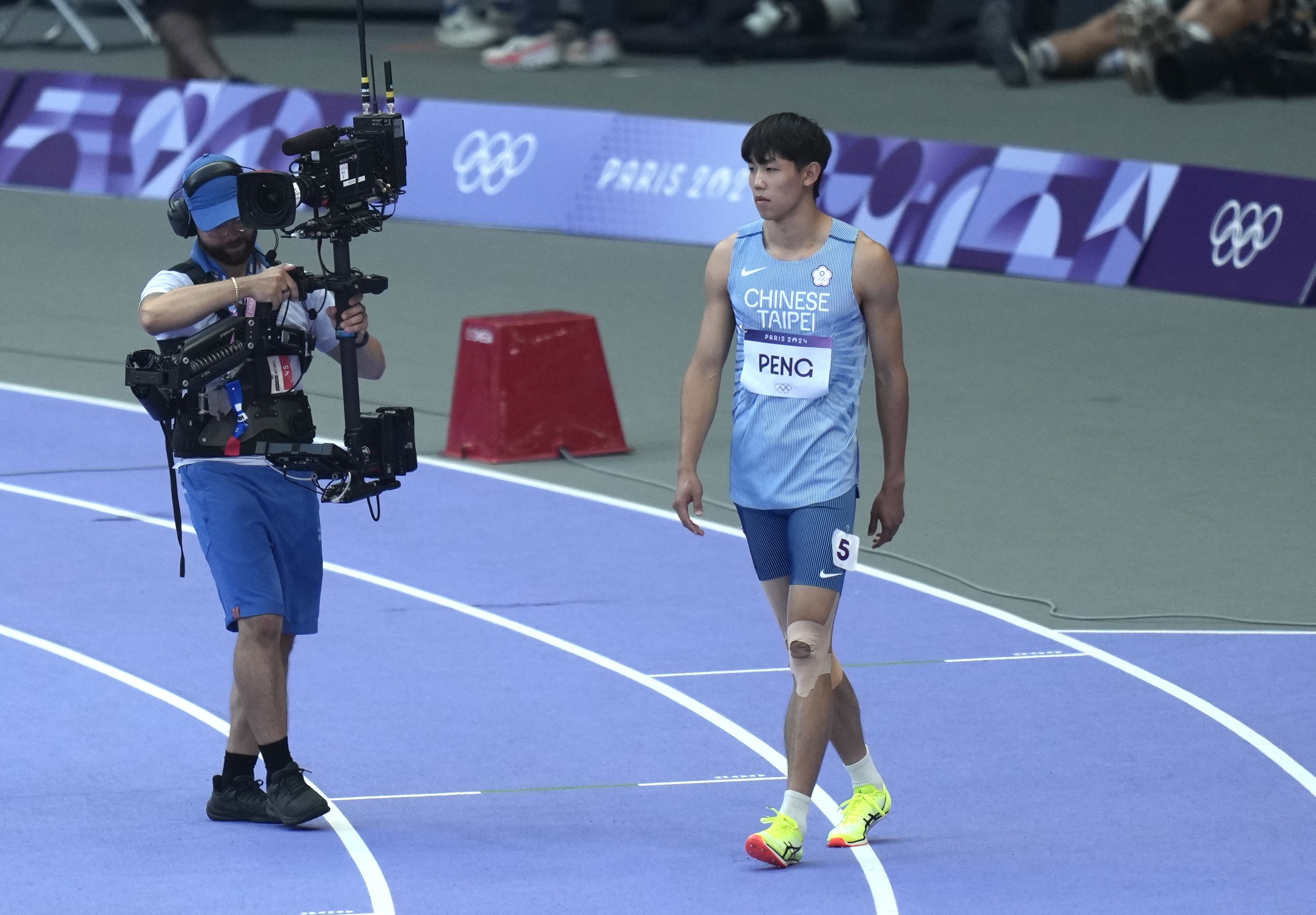 彭名揚髕骨肌腱斷裂，站上奧運跑道後未能完賽。（中華奧會提供）