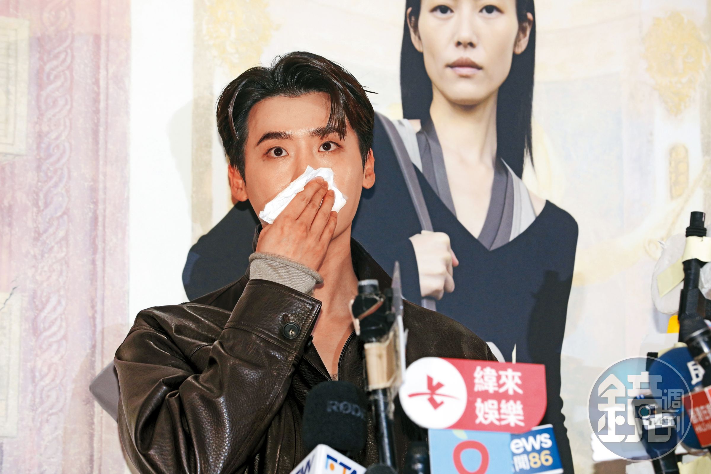 忍著高溫穿皮衣,李鍾碩頻頻拭汗。那張衛生紙小編50收。