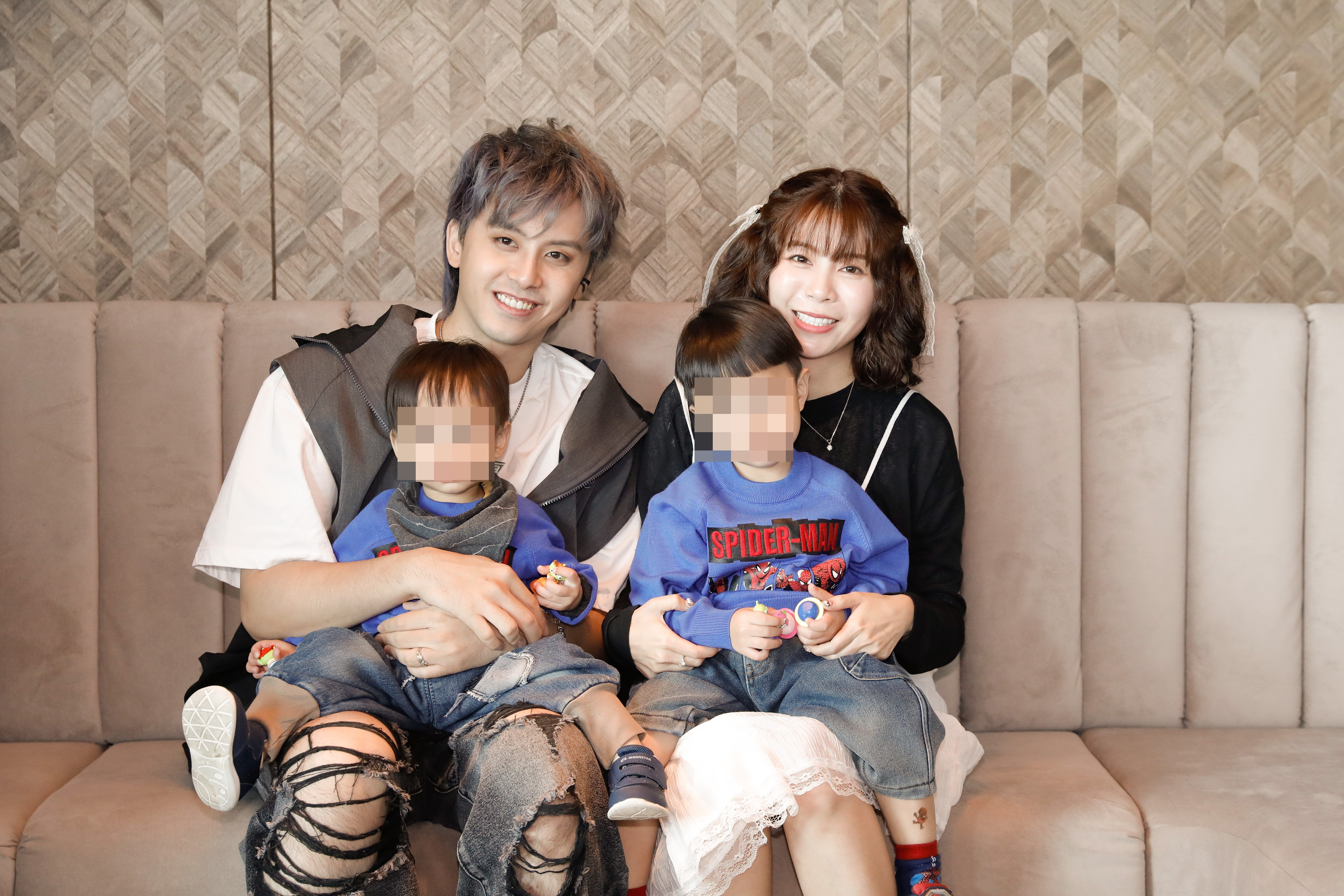 田亞霍帶著老婆及2個兒子到場。