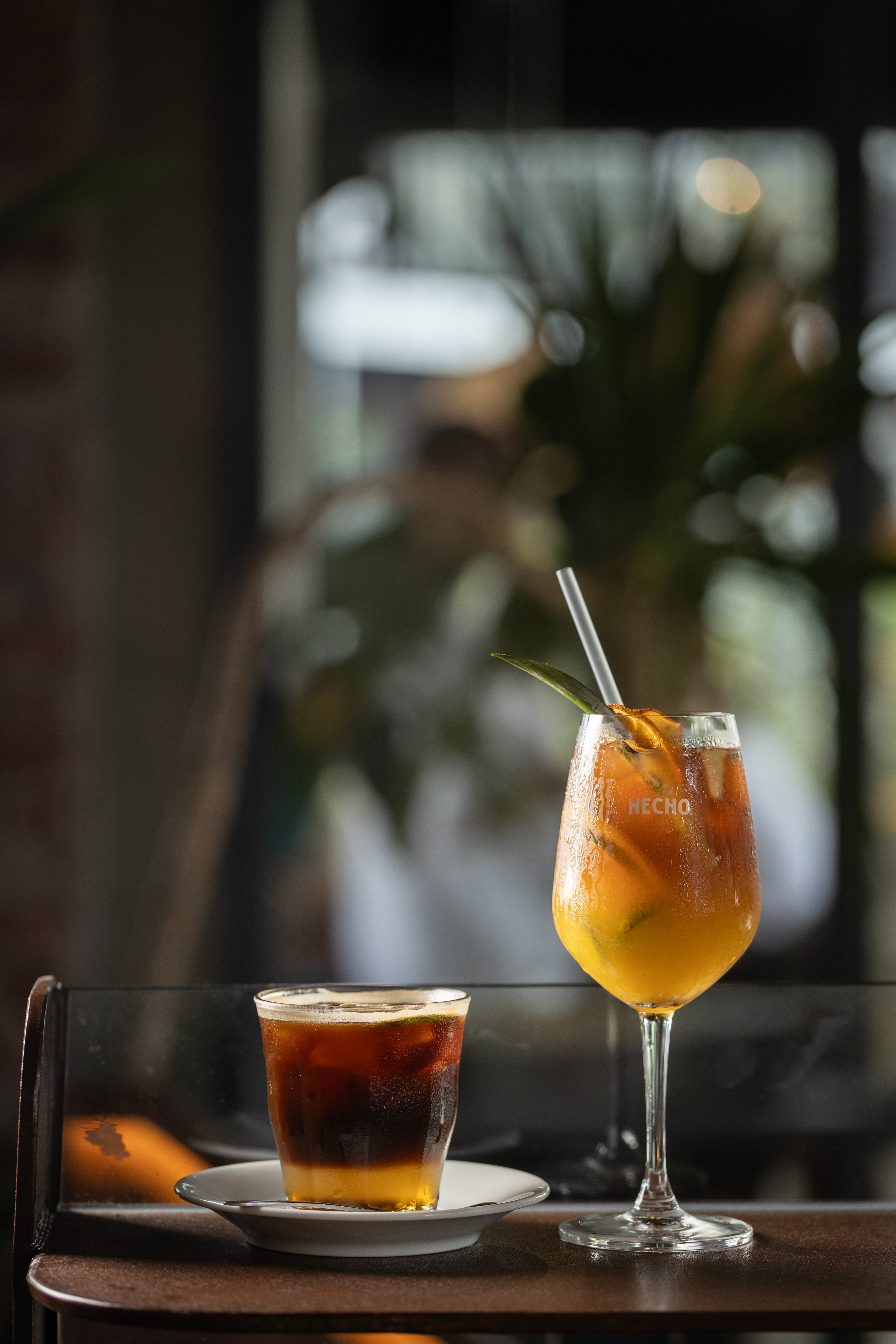「香檸西西里咖啡」（左，160元／杯）與「百匯水果茶」（右，150元 ／杯）都是夏日最受歡迎的酸甜滋味。